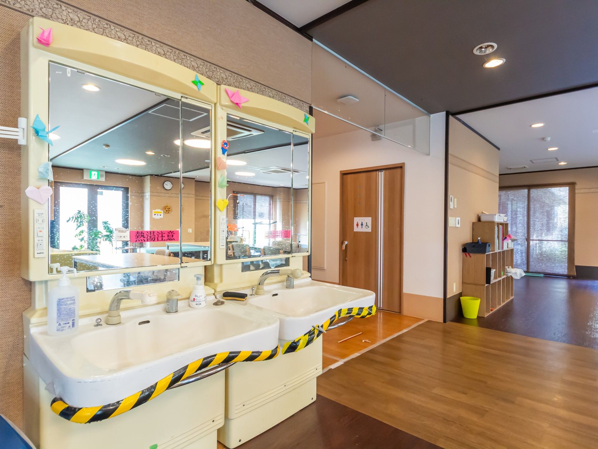 洗面台と廊下の様子