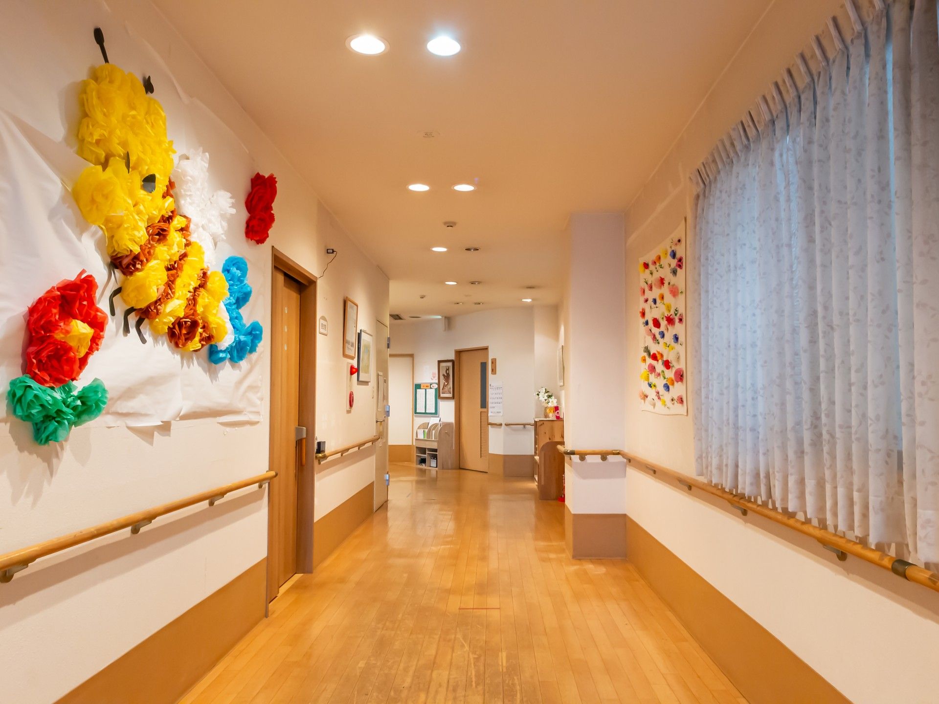色鮮やかな装飾の廊下