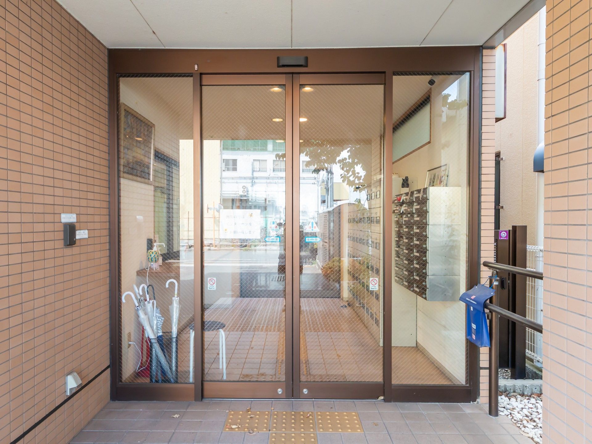 ガラス扉のエントランス