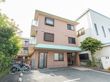自転車が並ぶ建物の外観