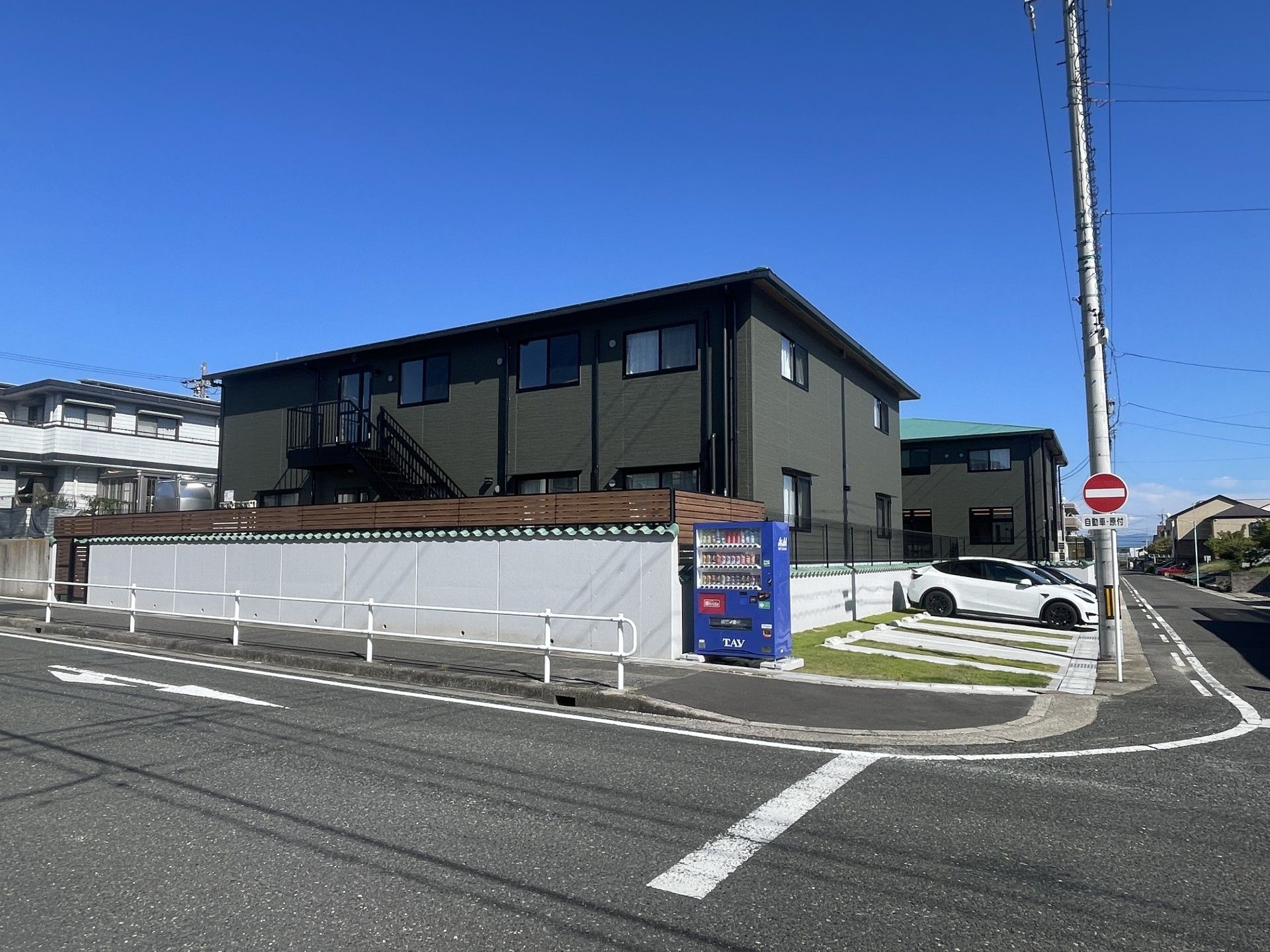 建物外観と駐車場