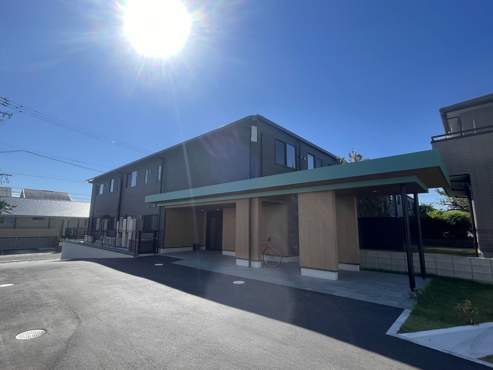 日差しが差し込む建物の外観