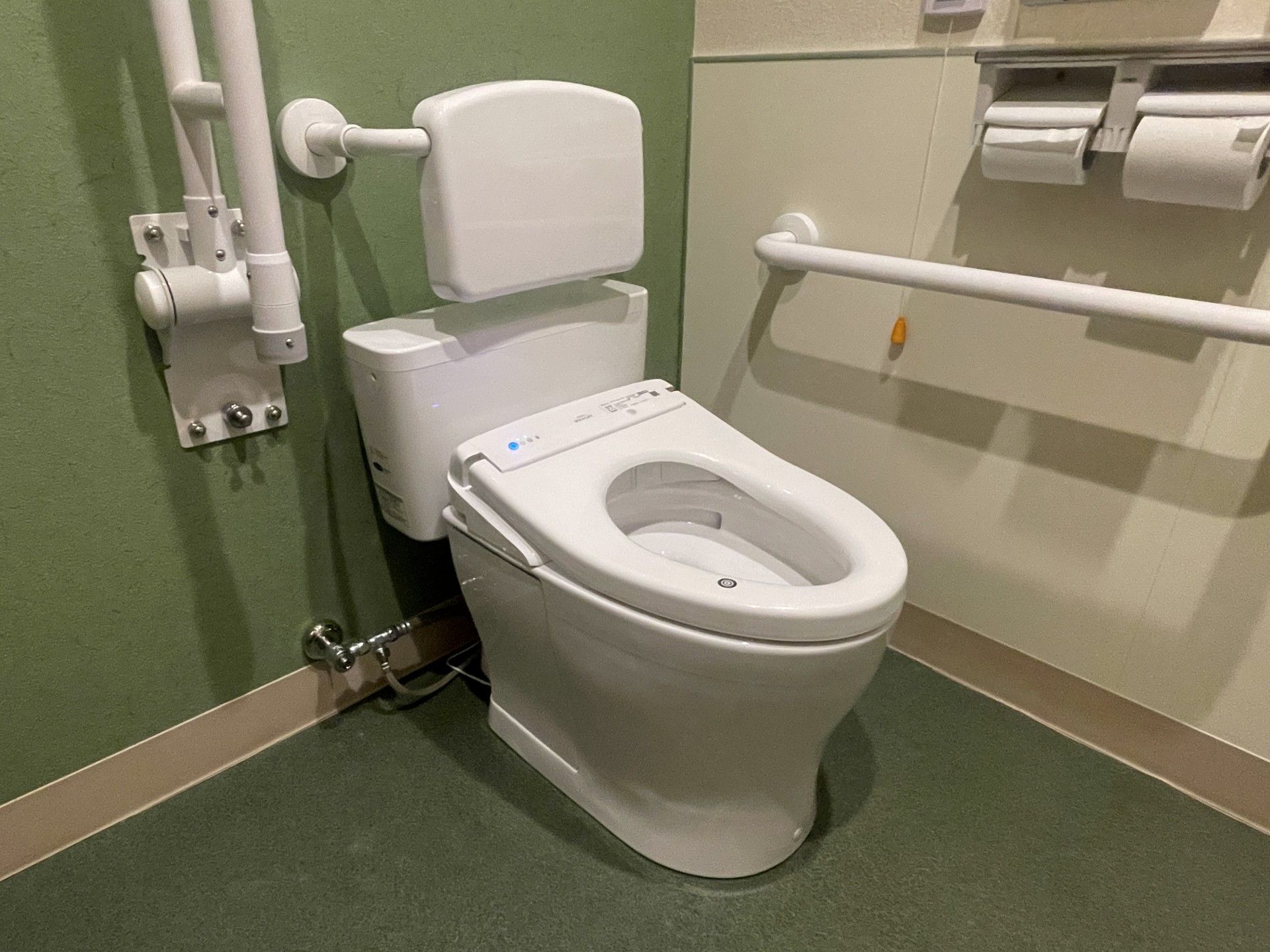 手すり付きのトイレ