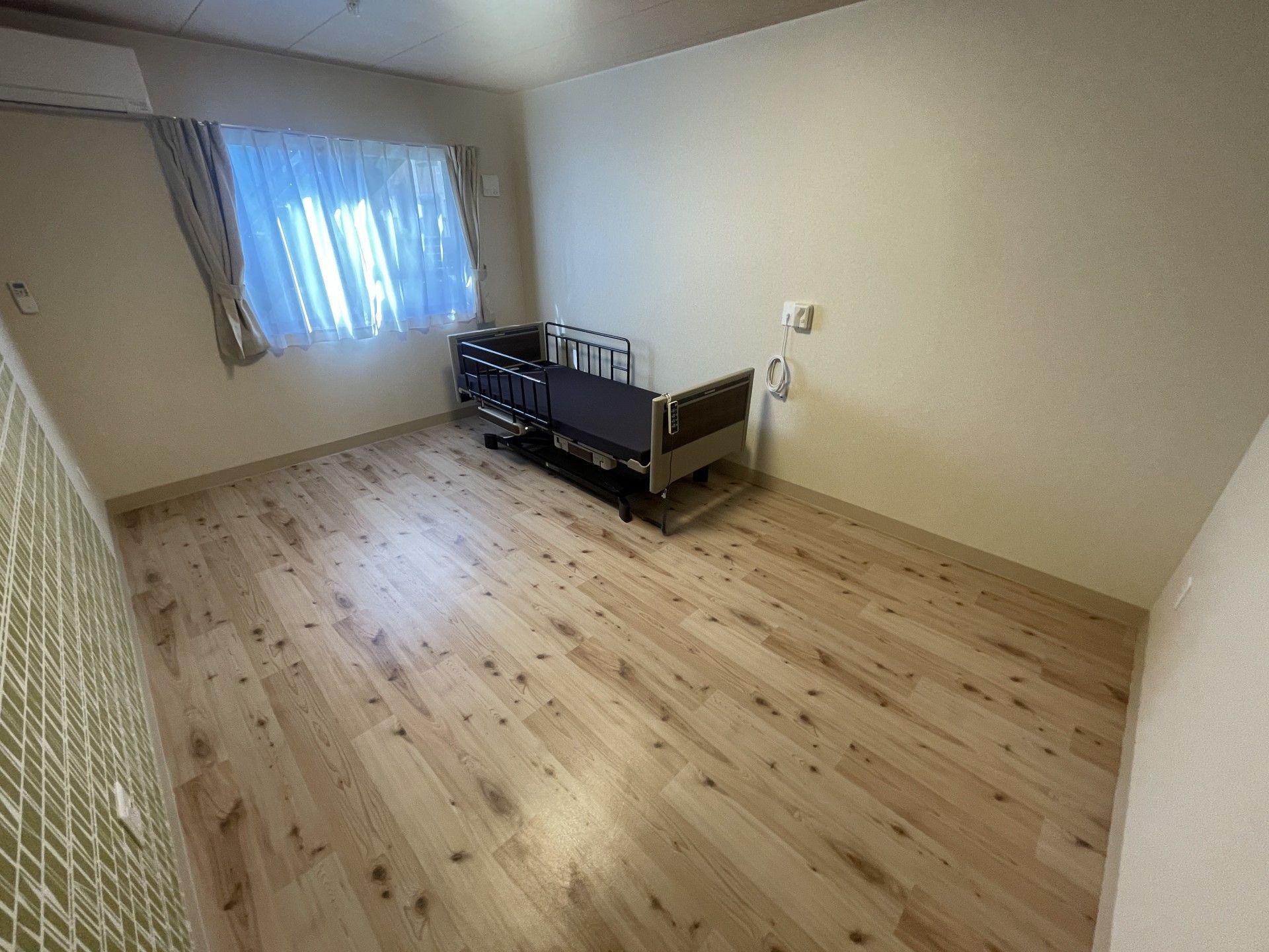 窓際のベッドがある部屋