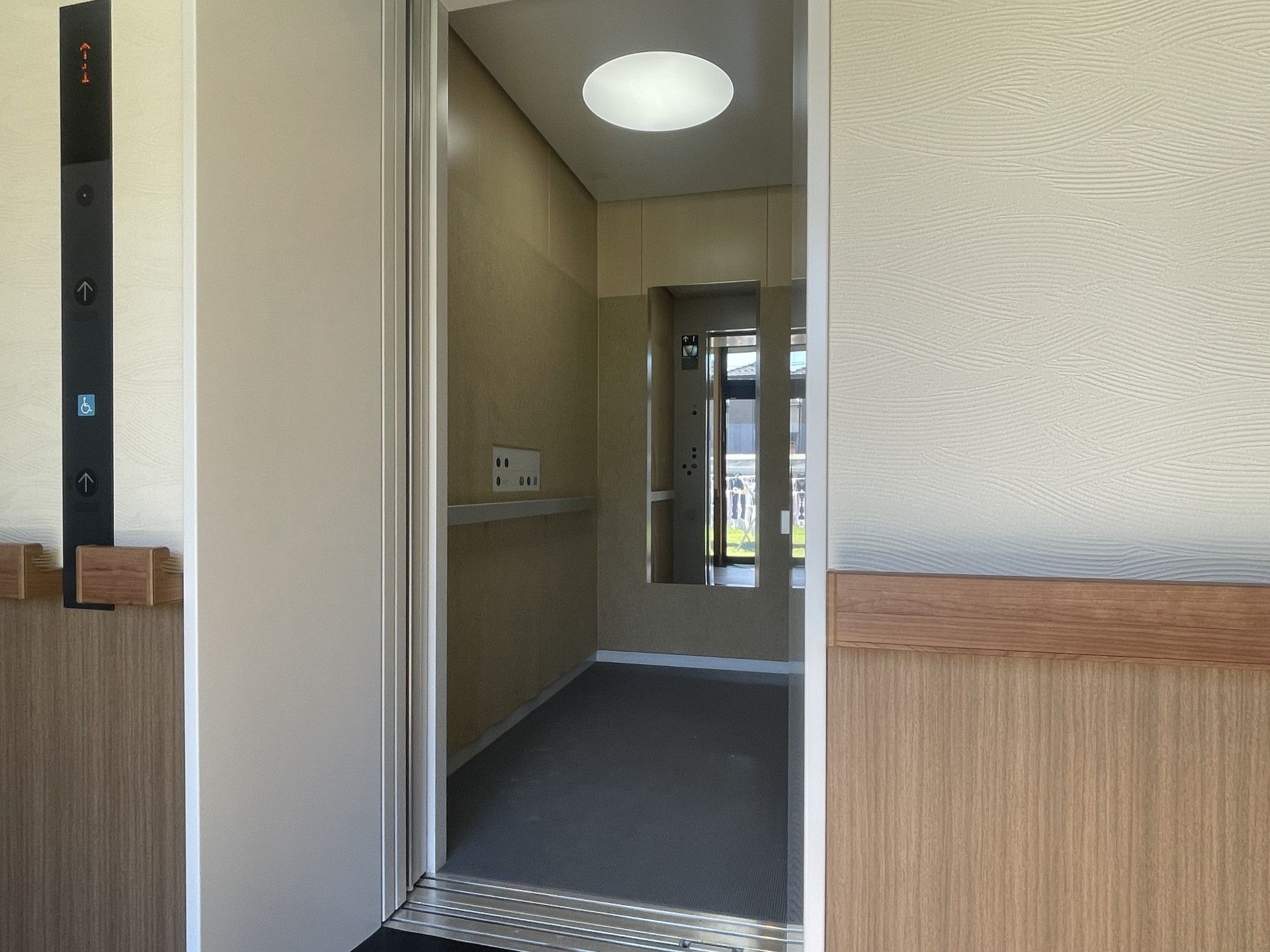 広いエレベーター