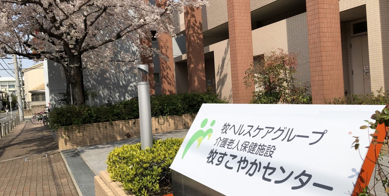 桜並木のエントランス