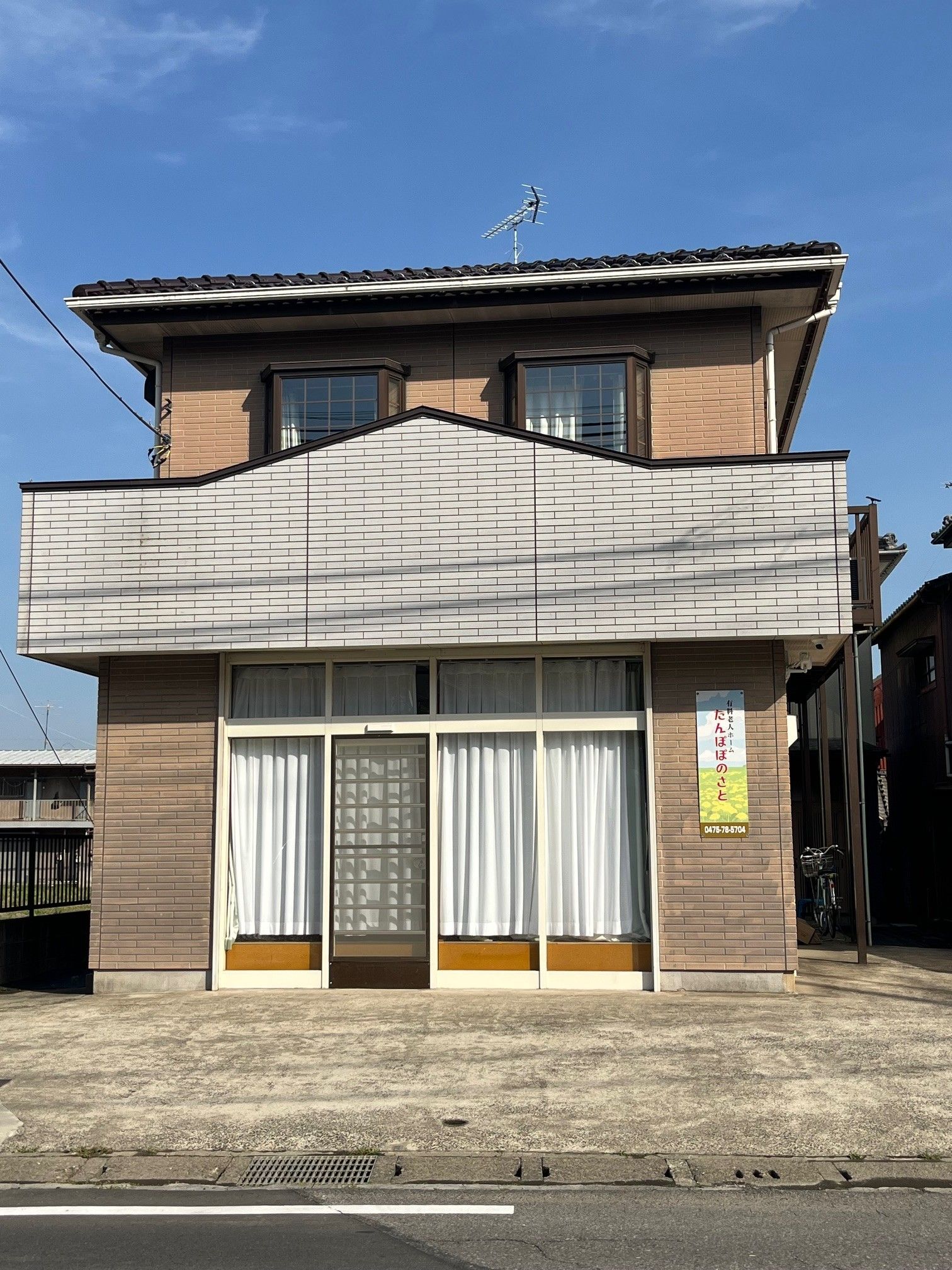 落ち着いた外観の建物