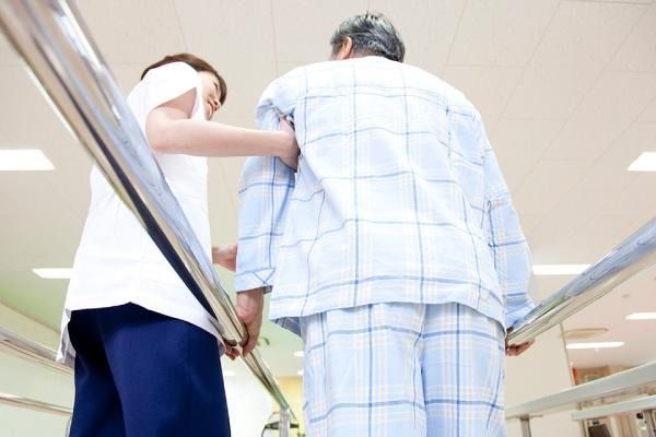 手すりを使う歩行訓練