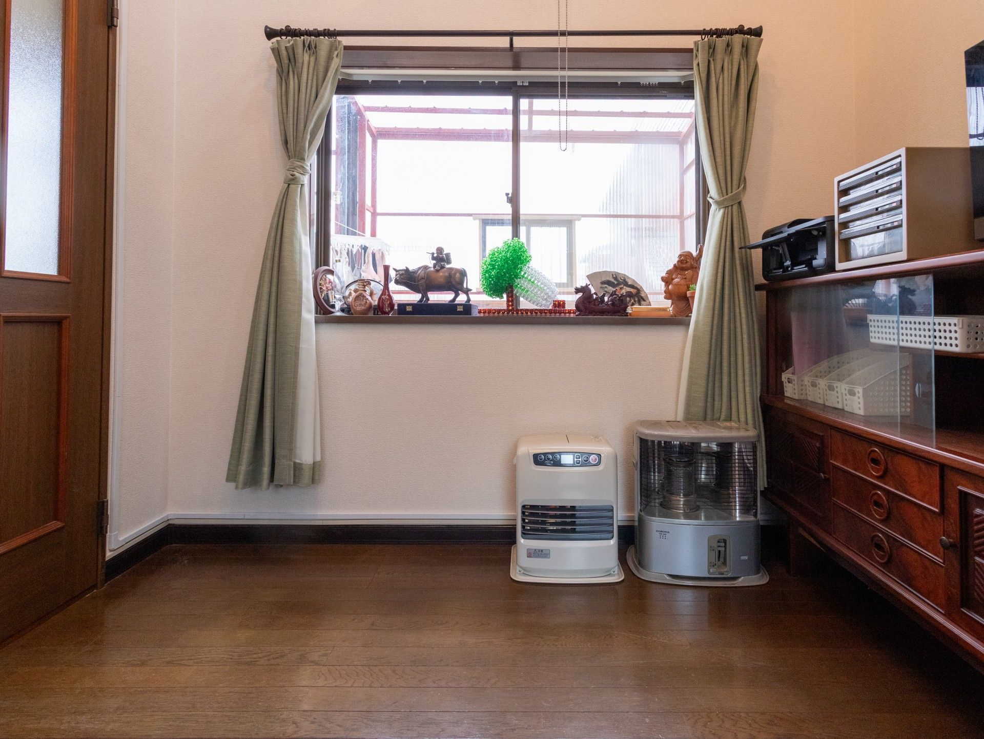 窓辺の装飾と暖房器具