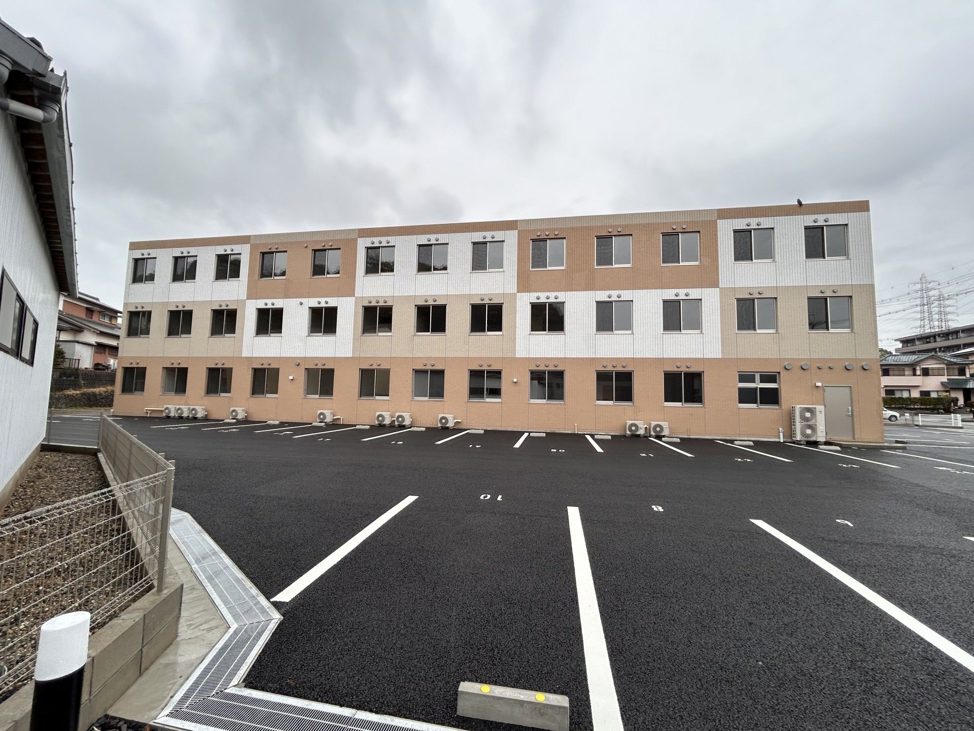 広い駐車場のある建物