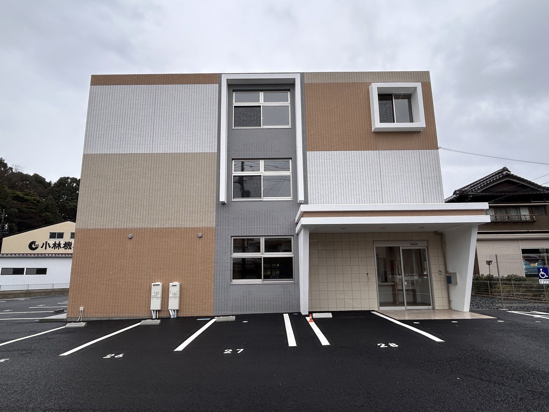 駐車場付きの建物外観