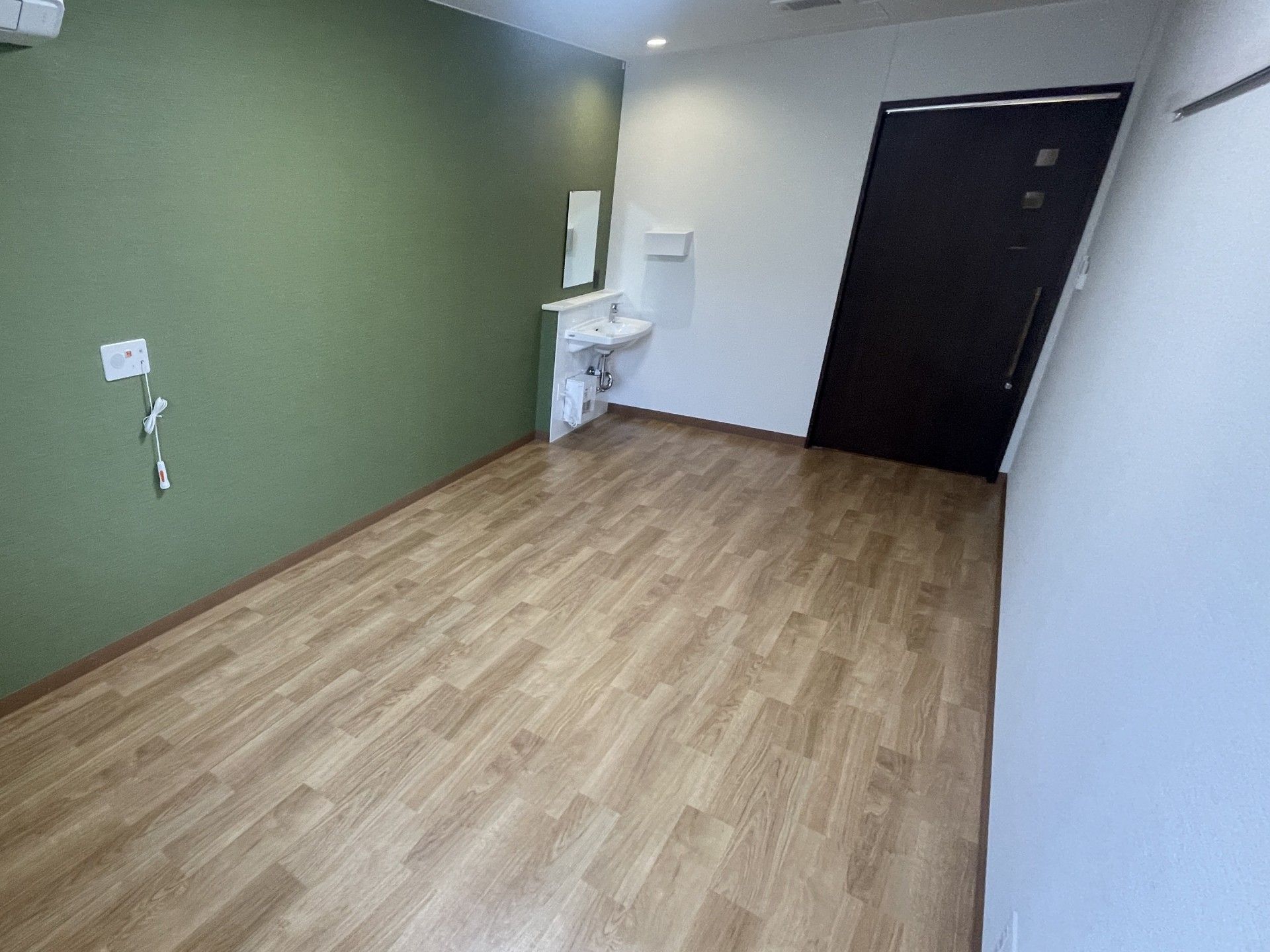 落ち着いた色調の部屋