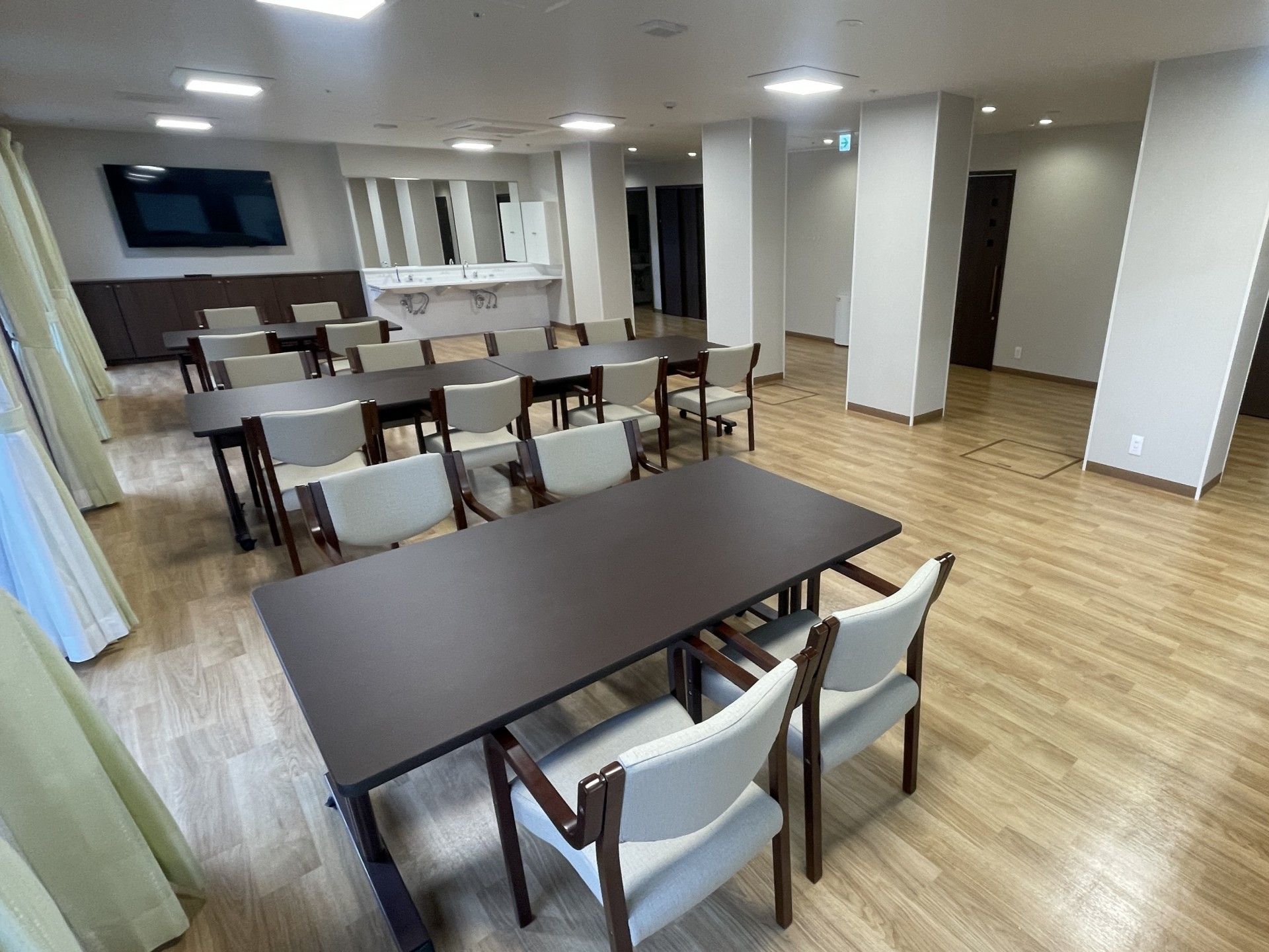 広いテーブルと椅子のある部屋