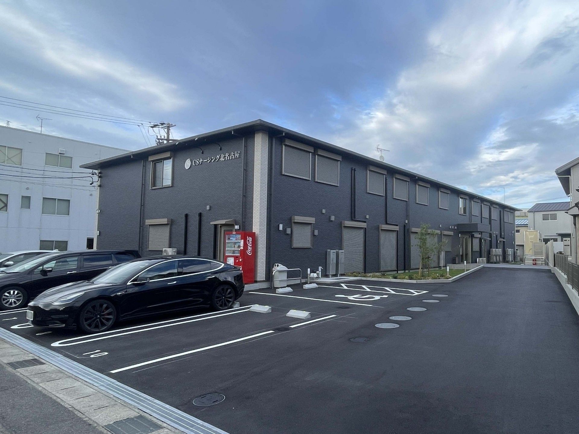 駐車場のある建物外観