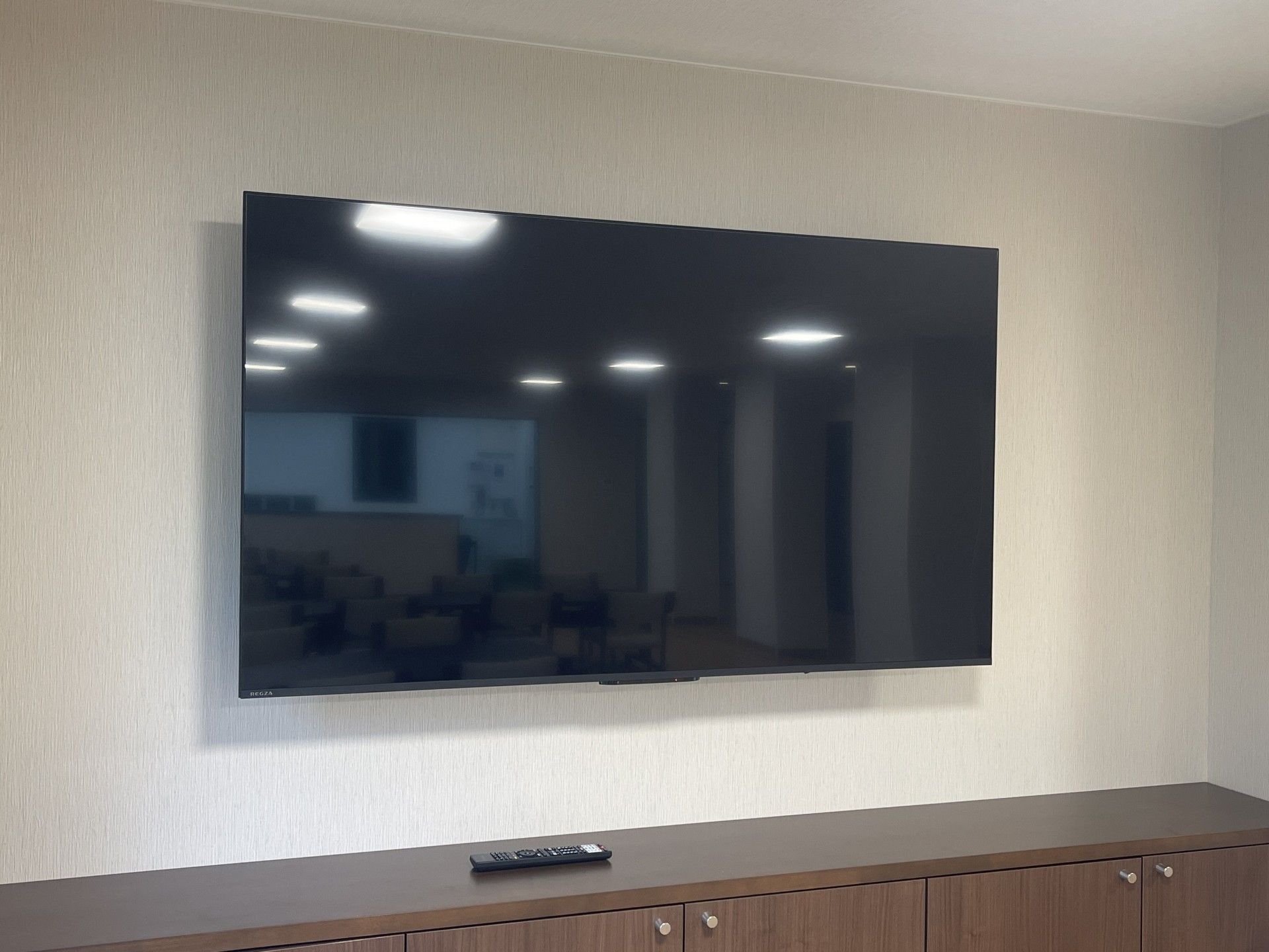 大画面テレビのある壁