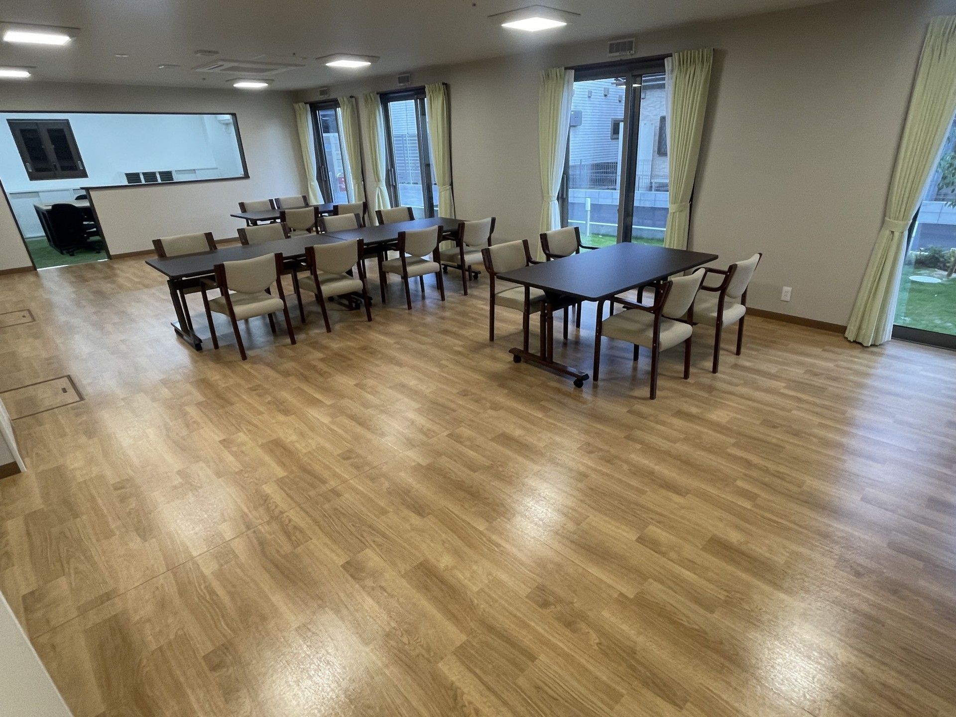 広々とした食事スペース