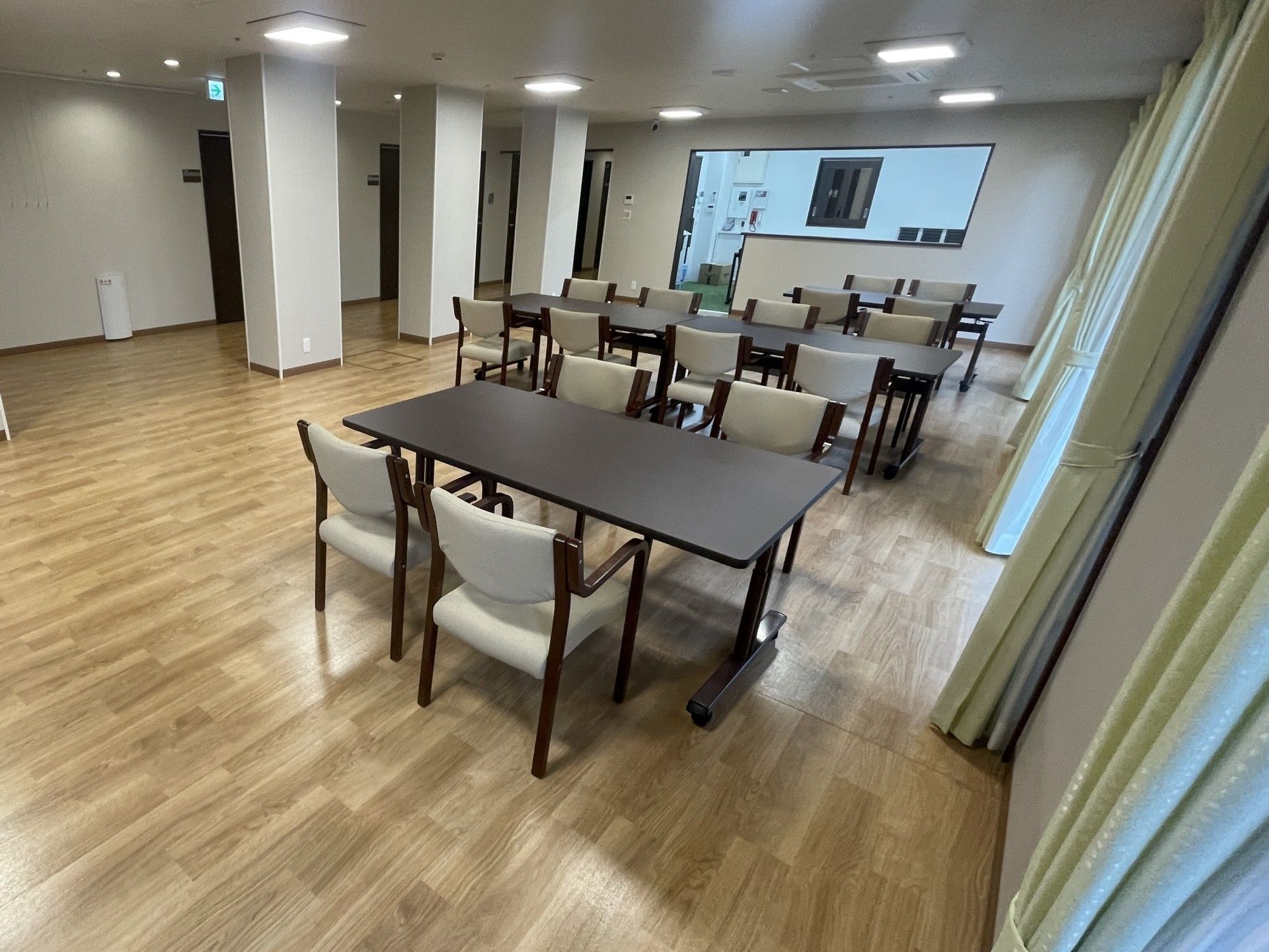 広いテーブルと椅子の部屋