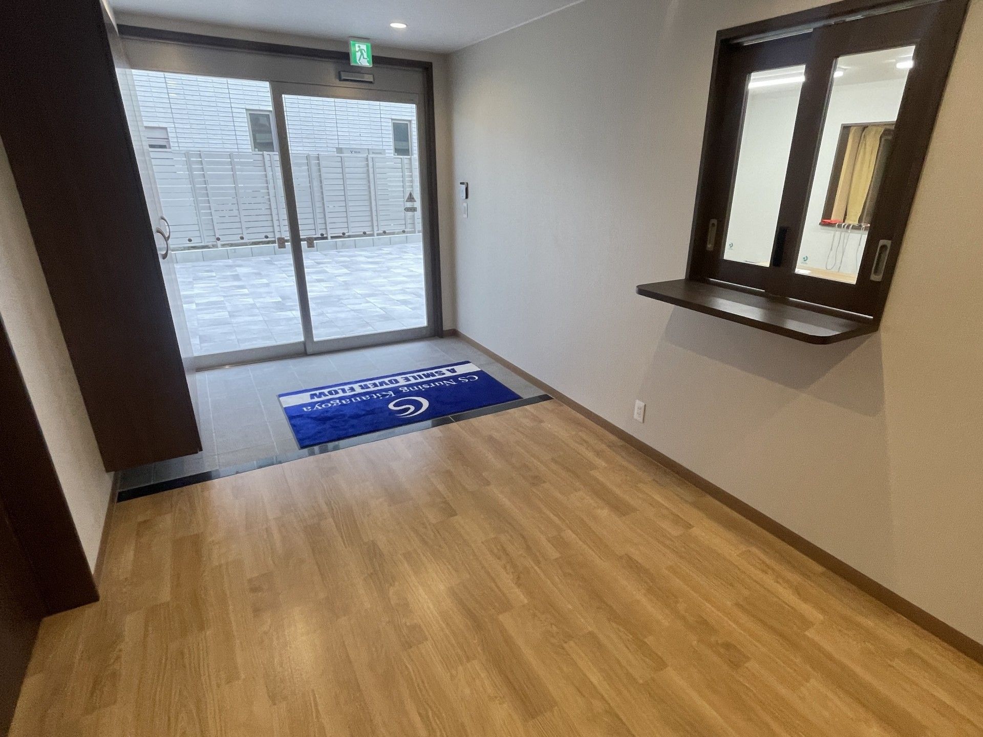 広い出入口の廊下