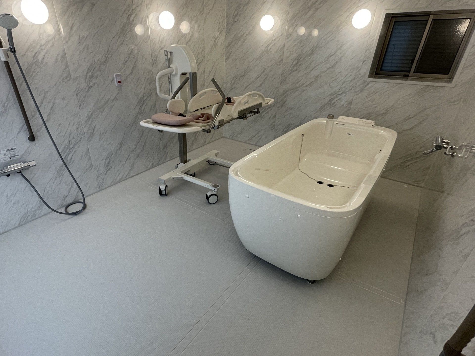 広々とした浴室