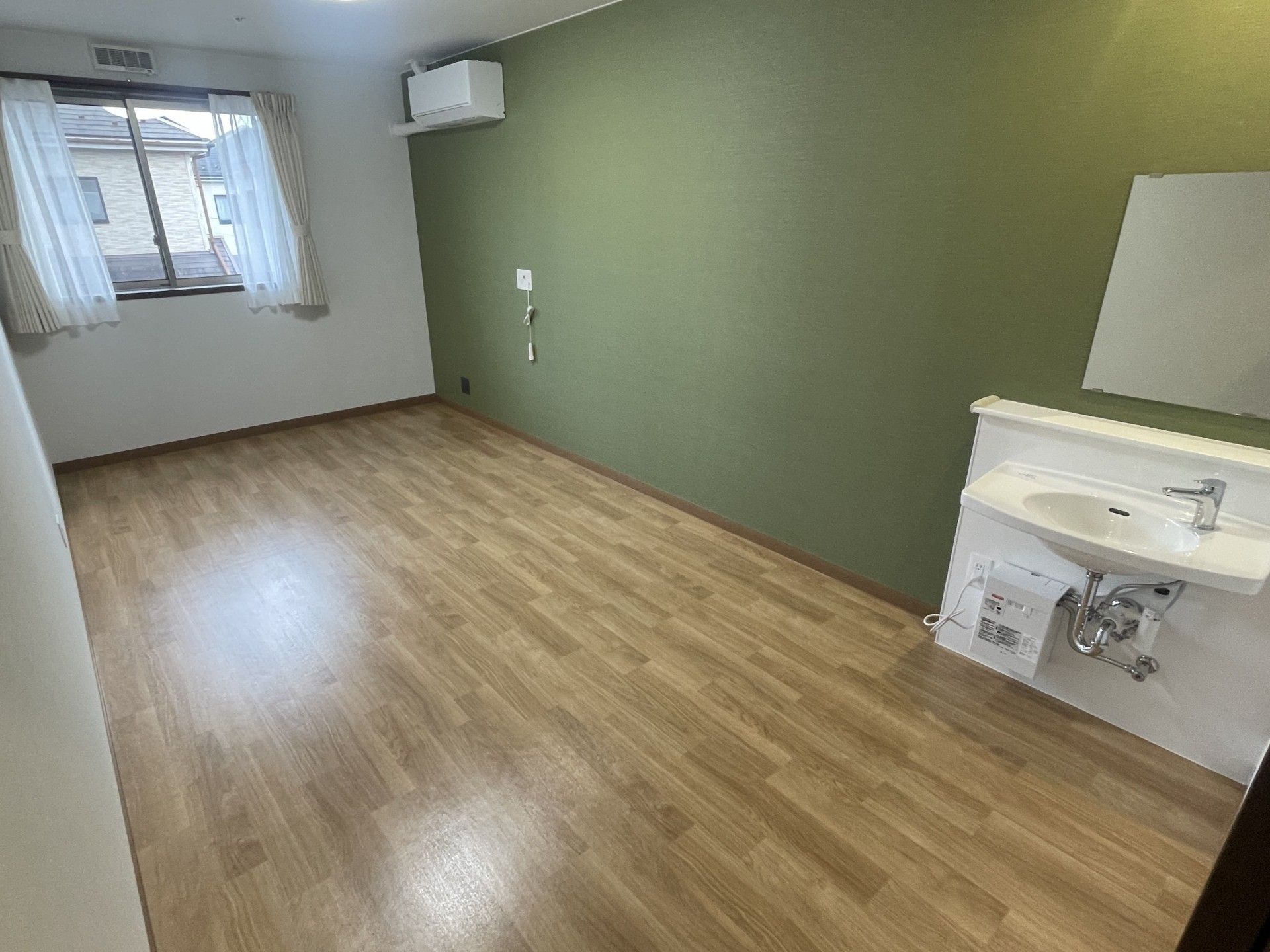 窓と洗面台のある部屋