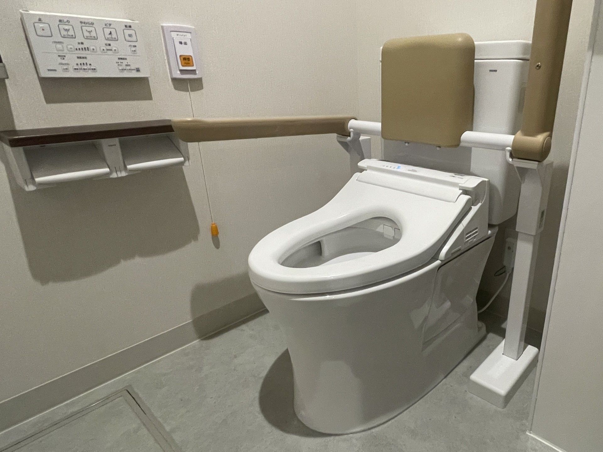 手すり付きのトイレ