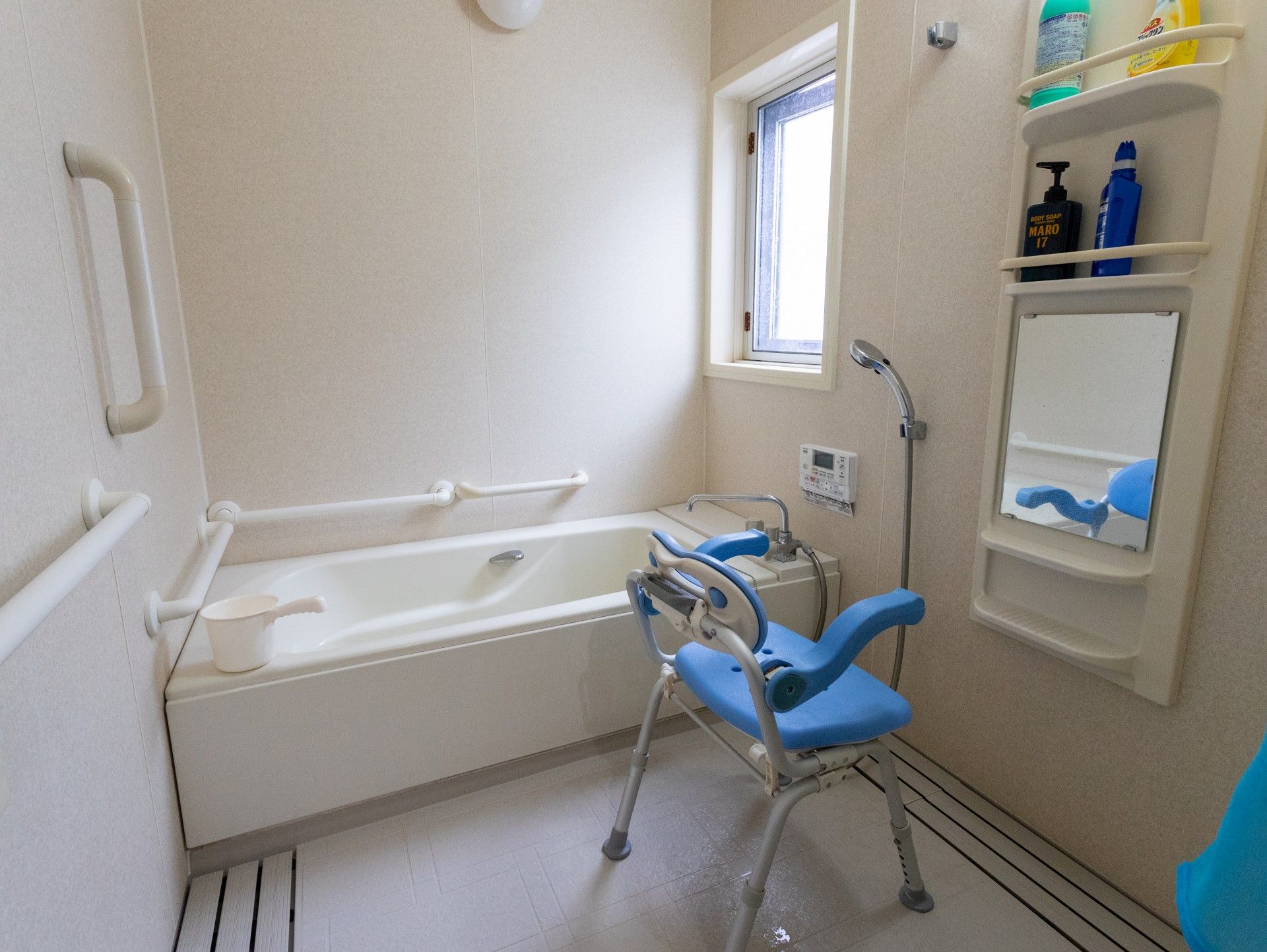 手すり付きの浴室