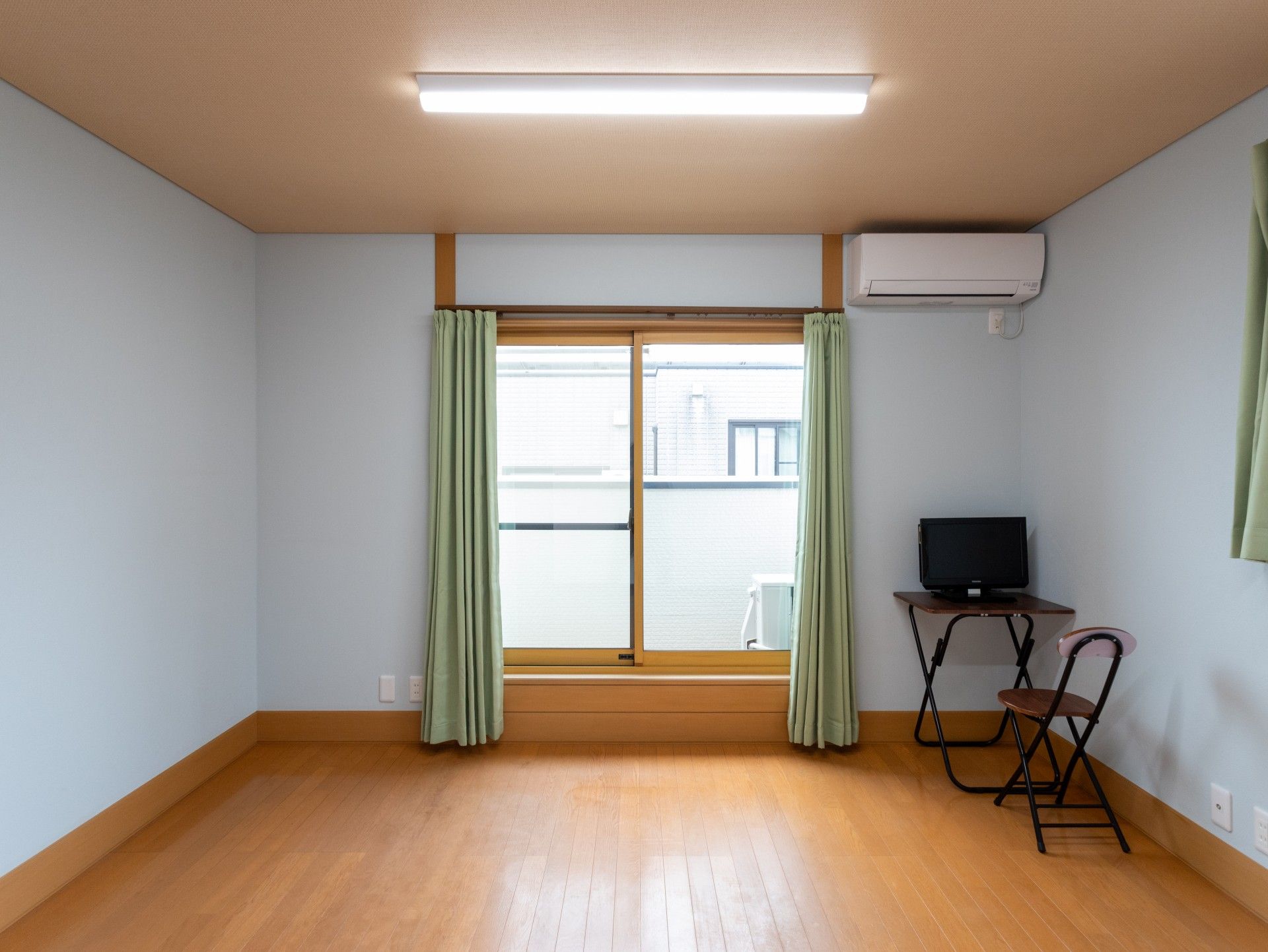 窓際の机と椅子の部屋