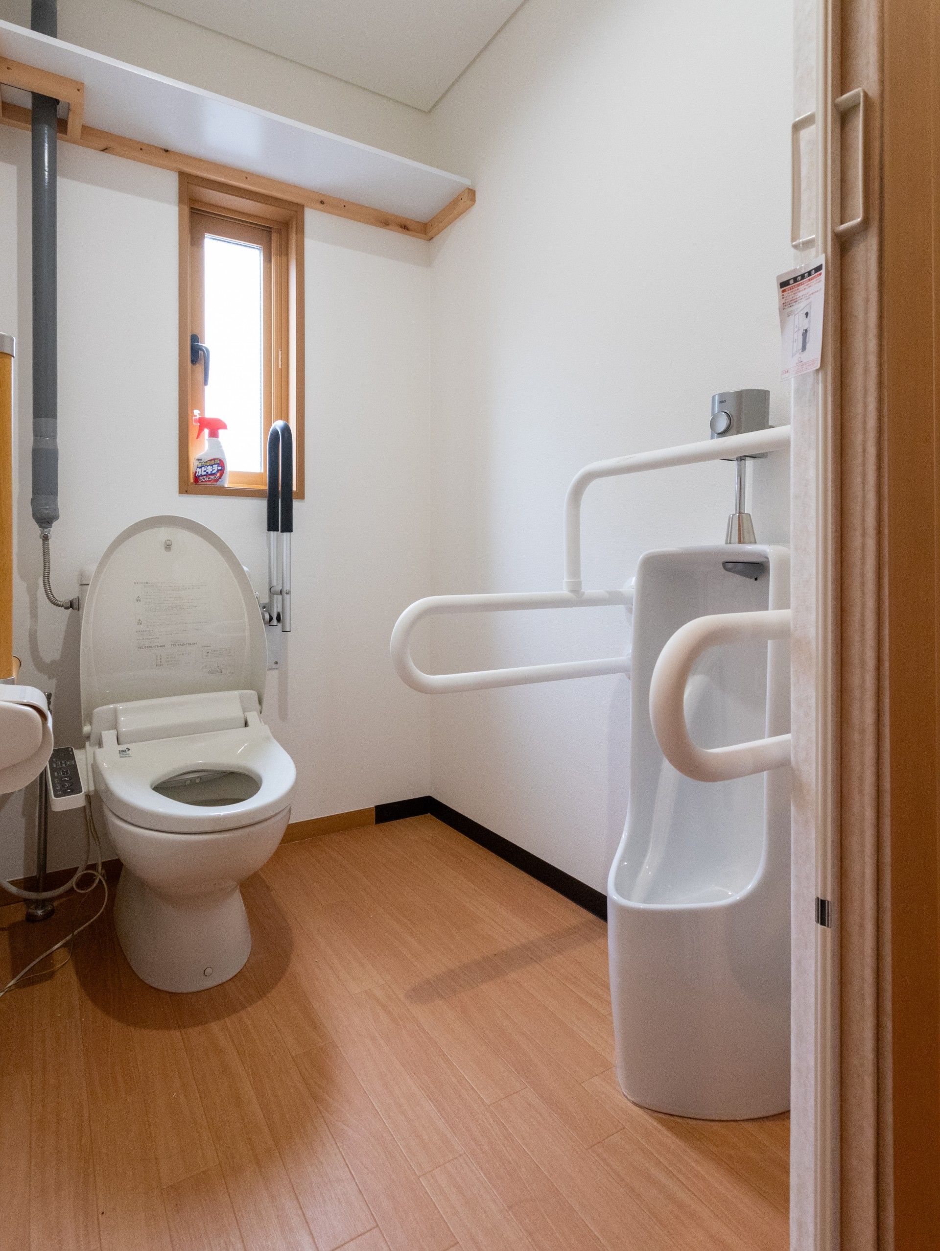 手すり付きのトイレ