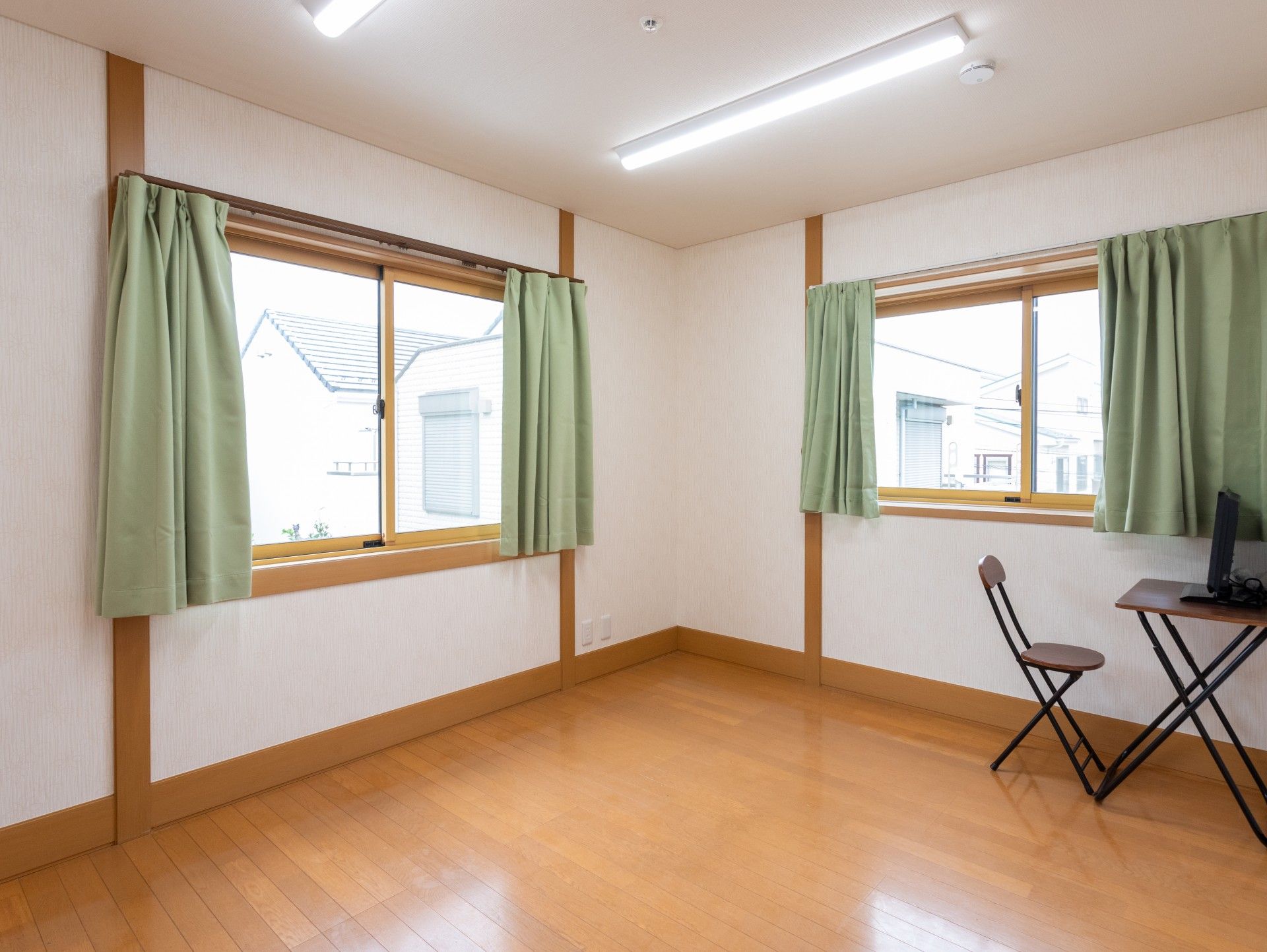 窓際の明るい部屋