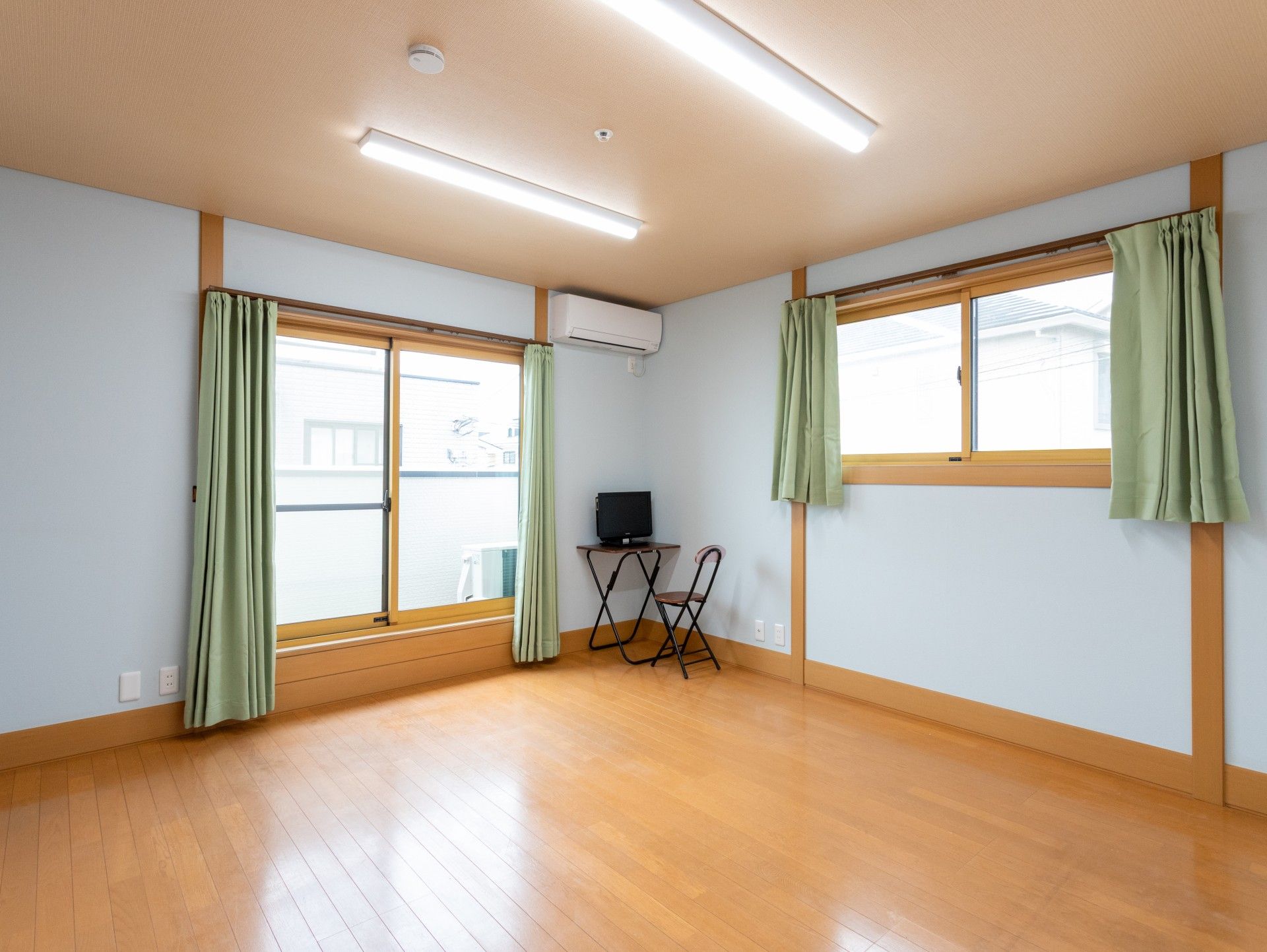 窓際の明るい部屋