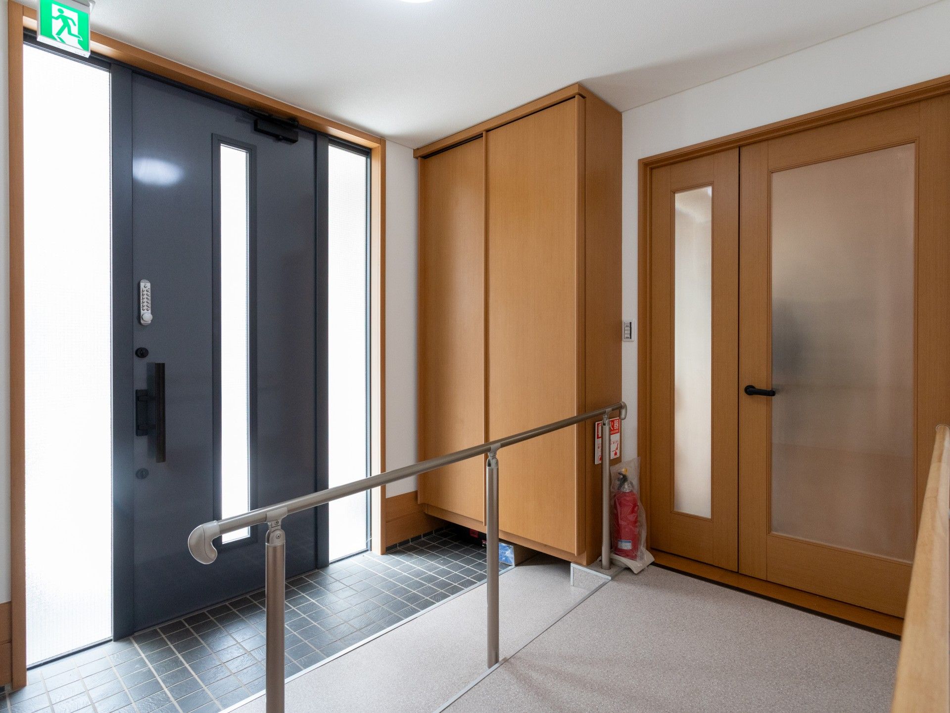 安全な出入口の手すり