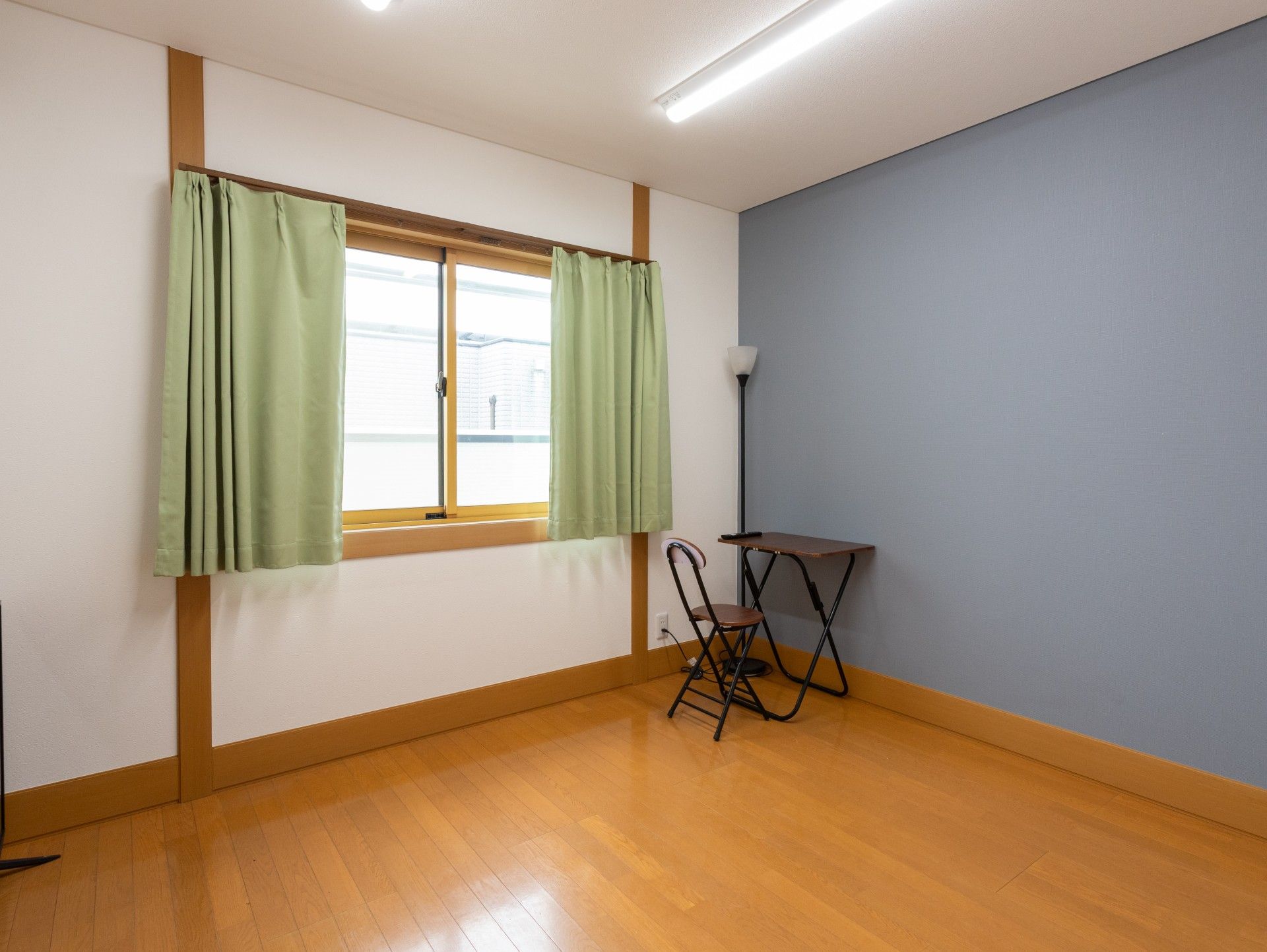 窓際のシンプルな部屋