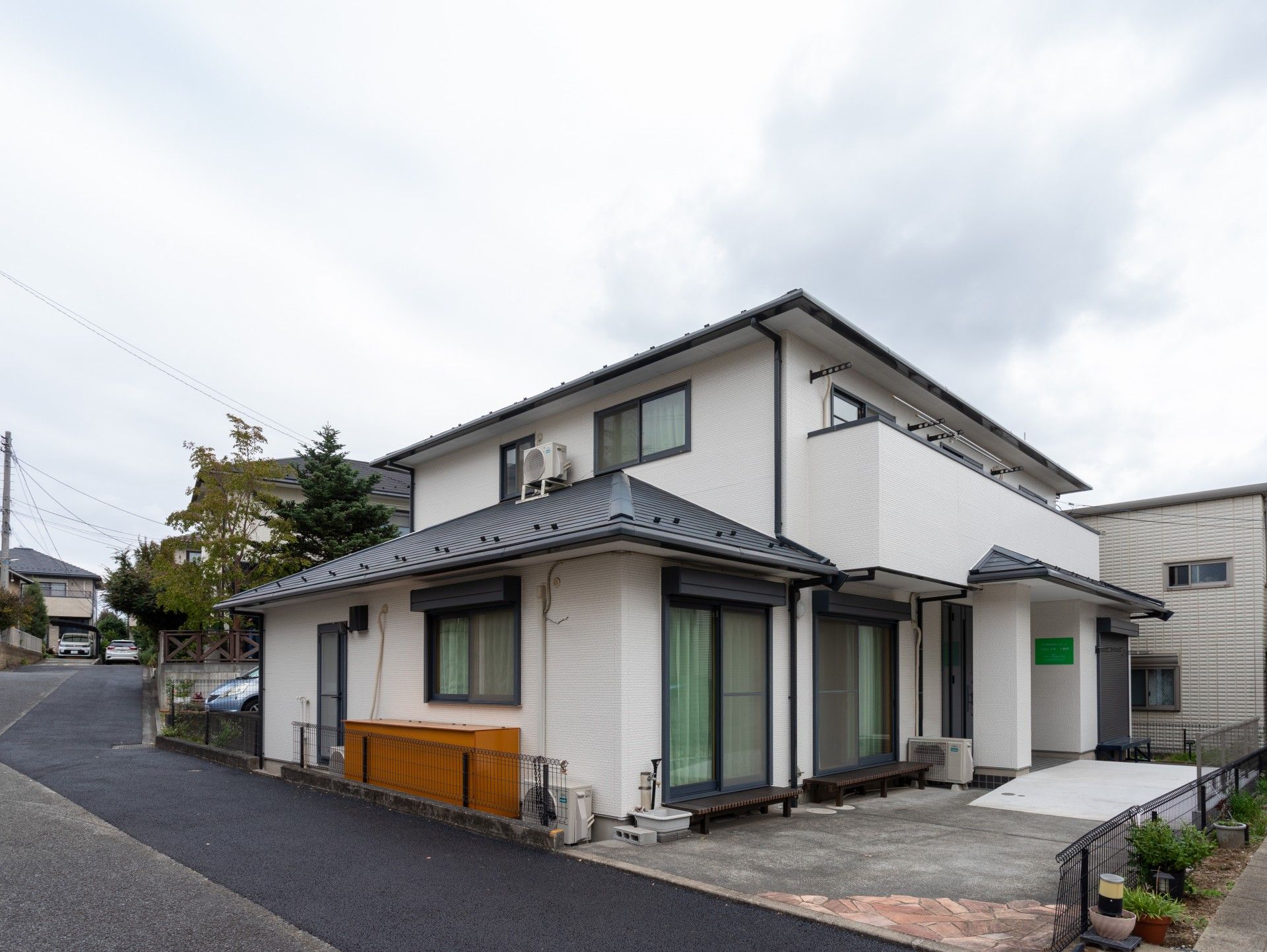 落ち着いた外観の建物