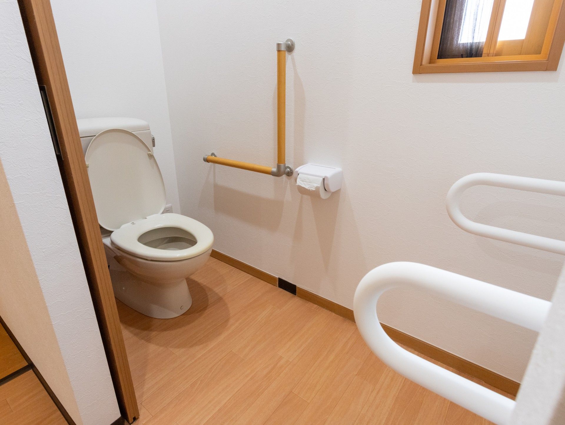 手すり付きのトイレ