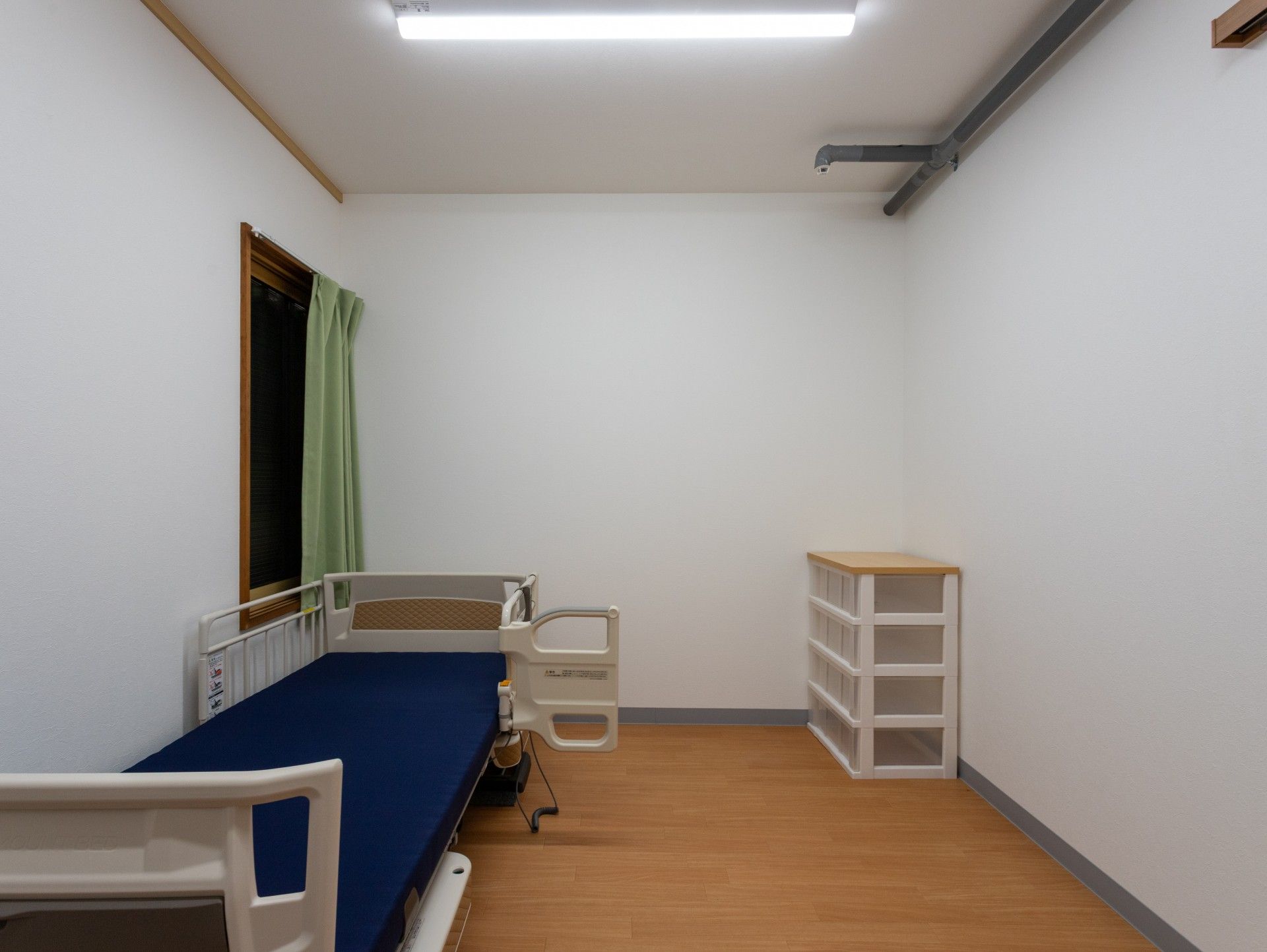 シンプルな個室の様子