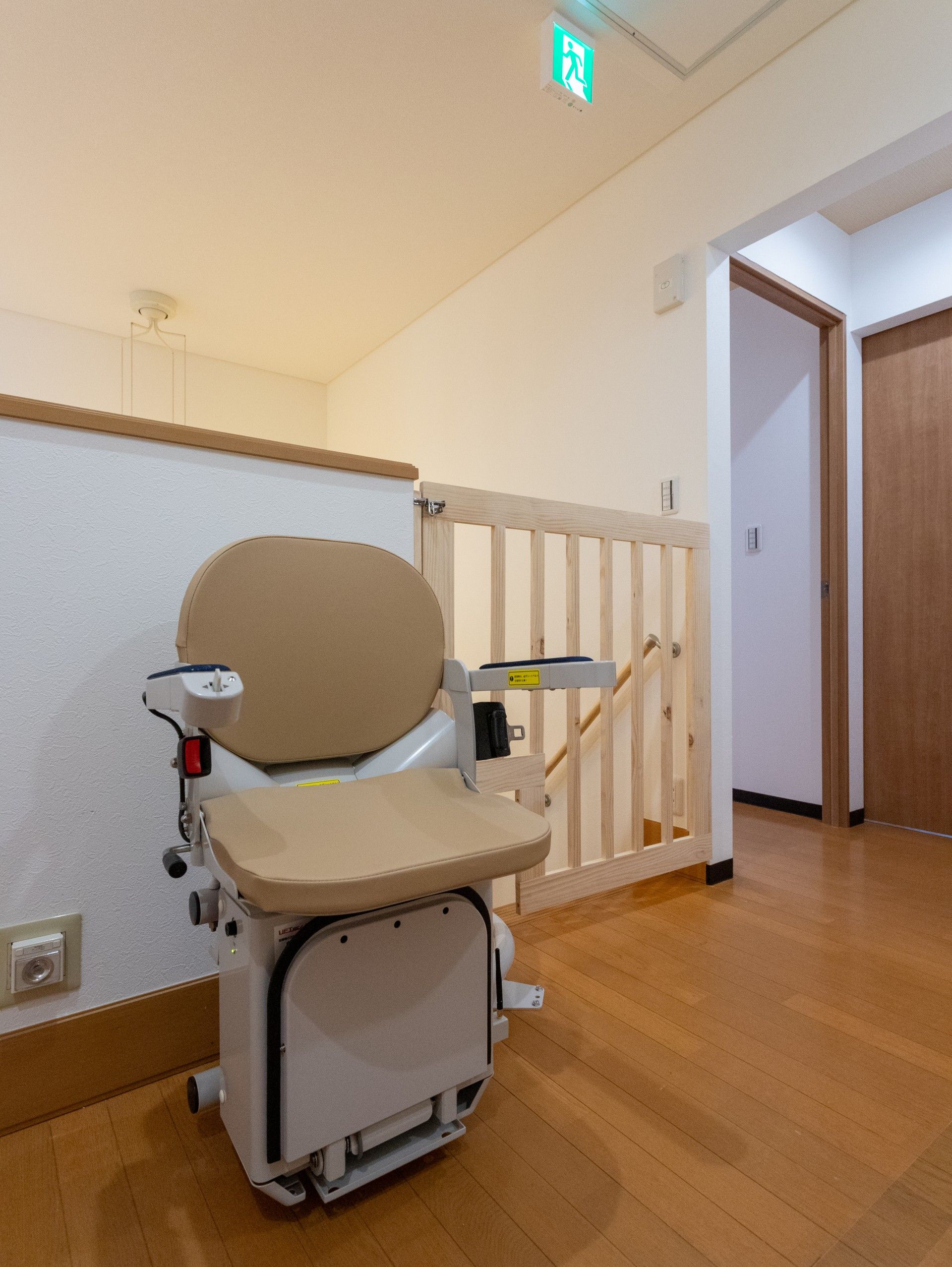 階段横の椅子式昇降機