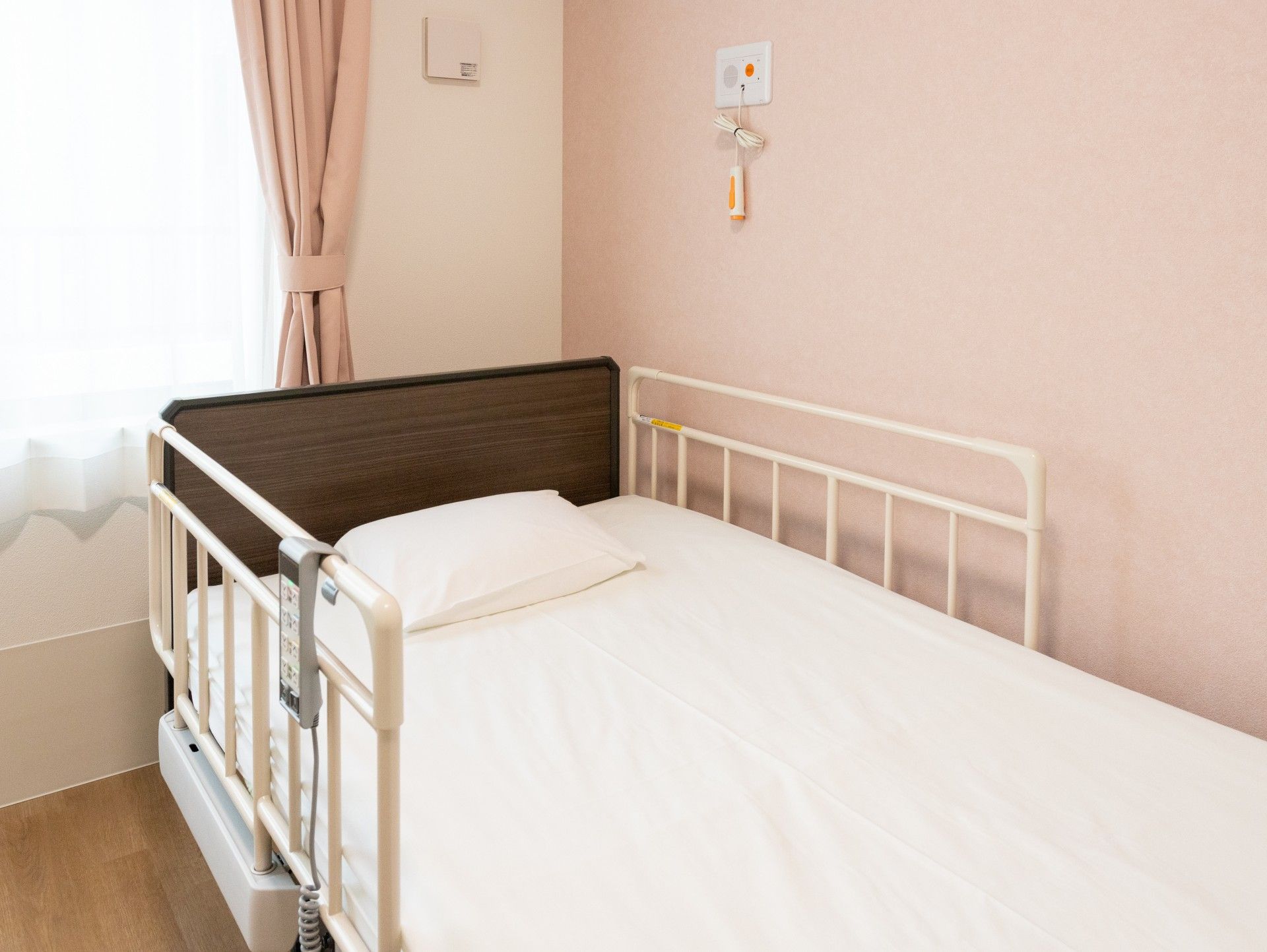 シンプルなベッドの部屋