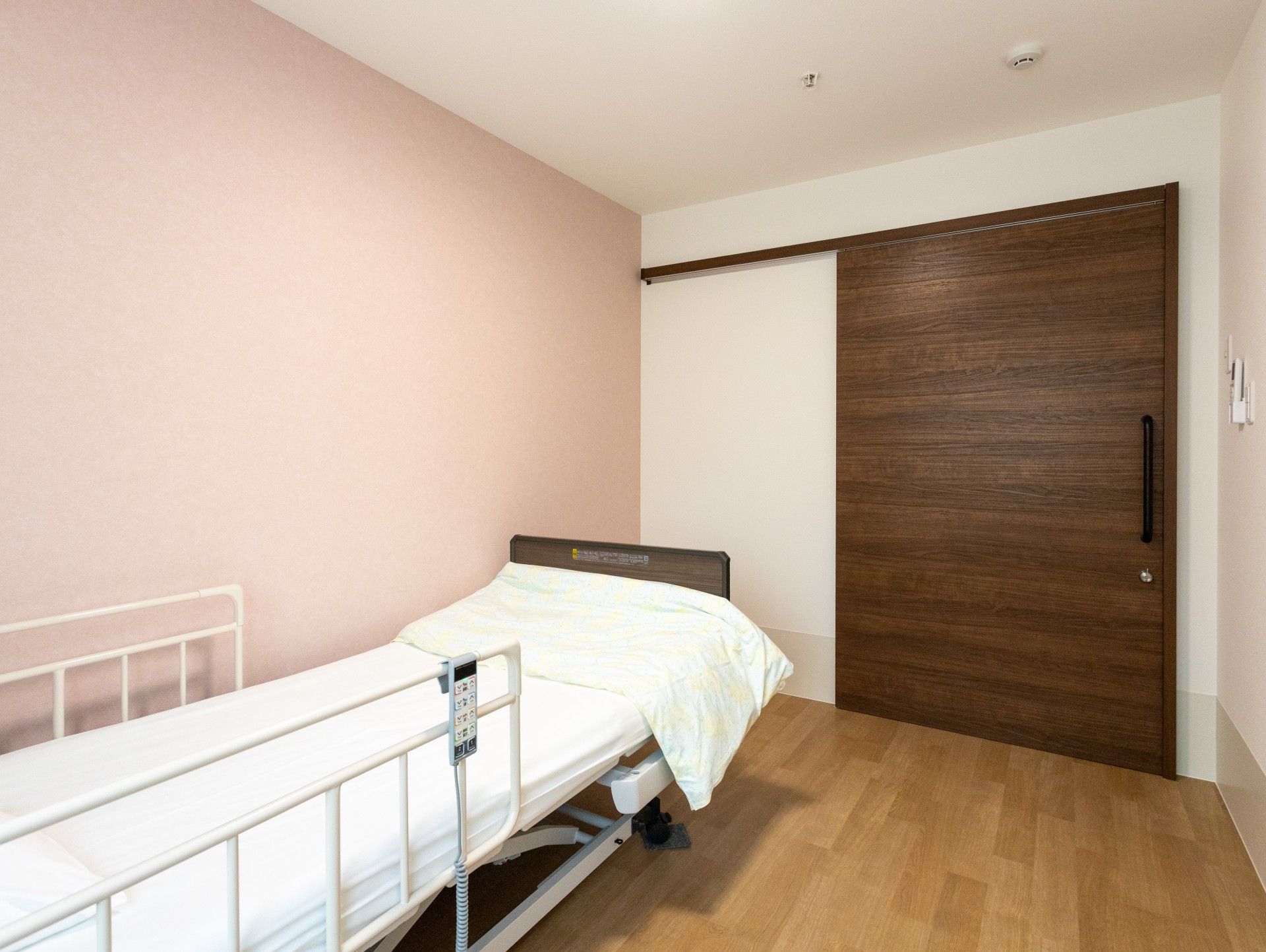 落ち着いた色調の個室