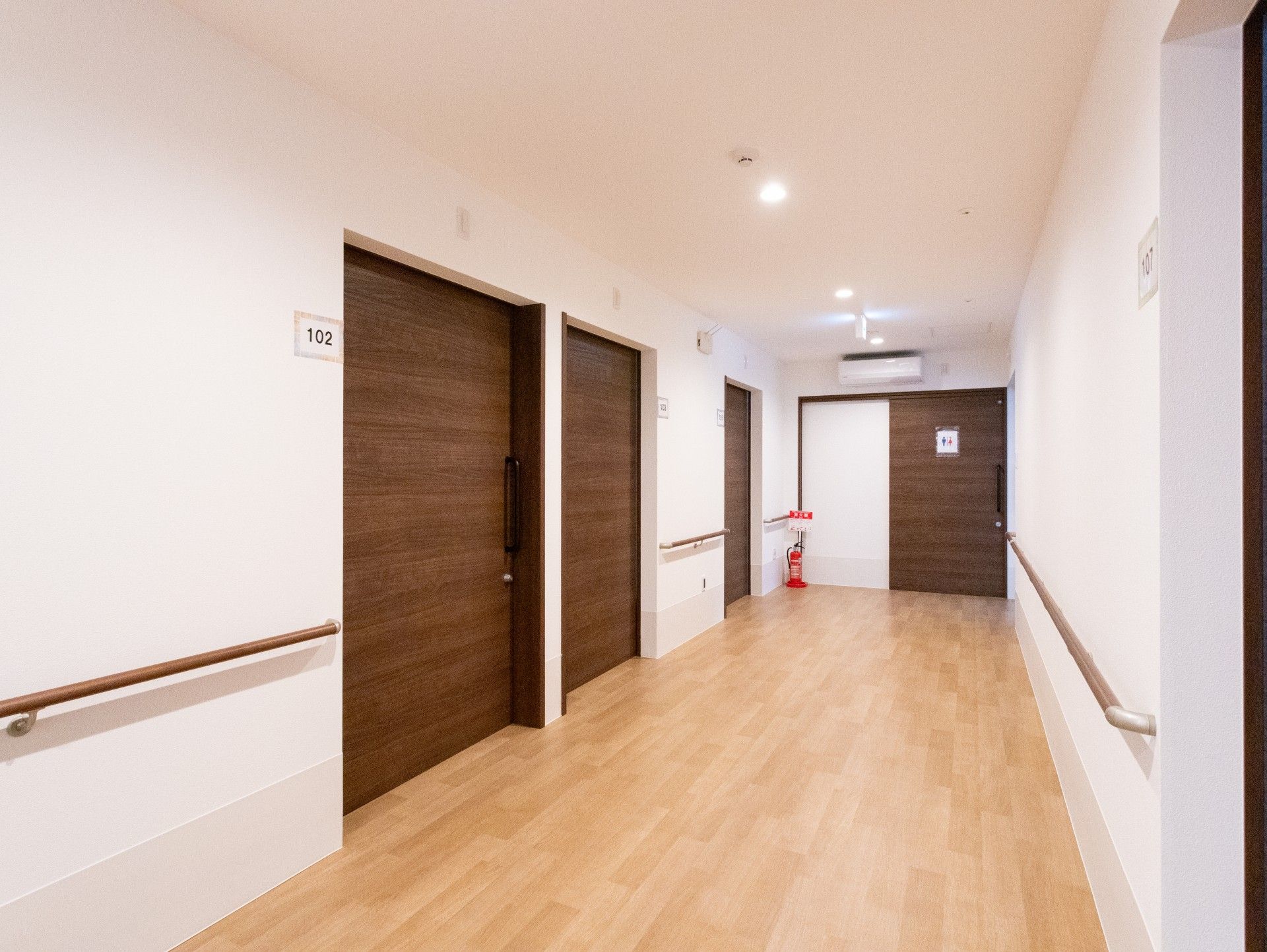 手すり付きの廊下