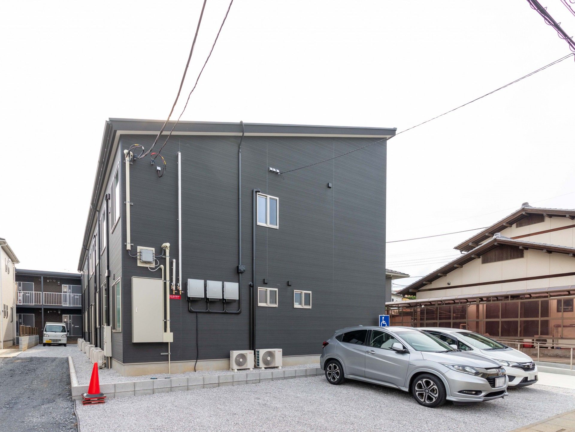 駐車場のある建物外観