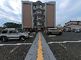 駐車場と建物の外観