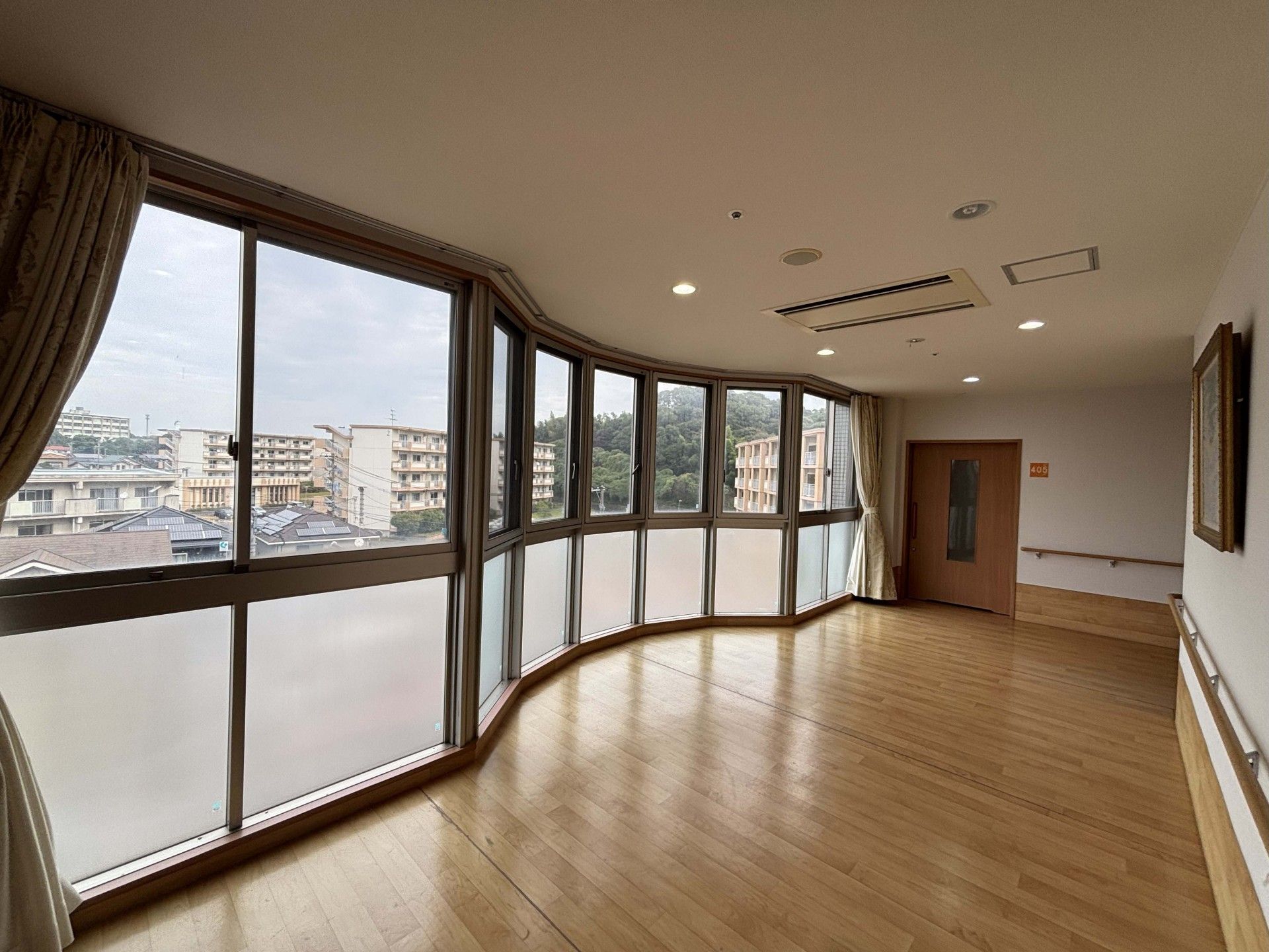 大きな窓のある廊下