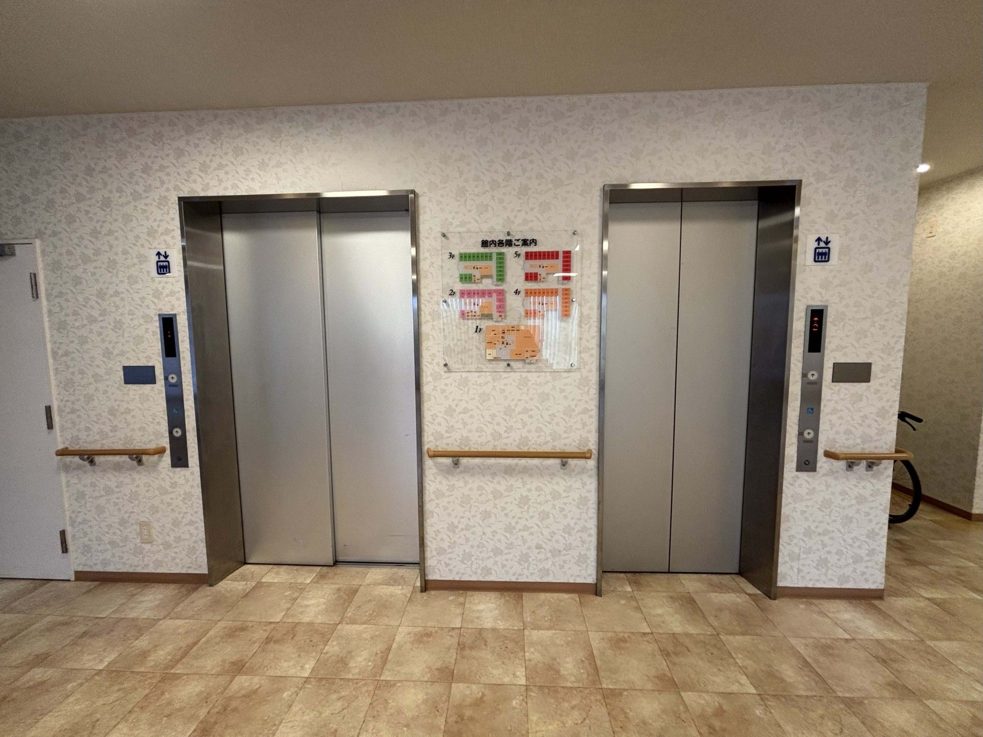 エレベーター前の廊下