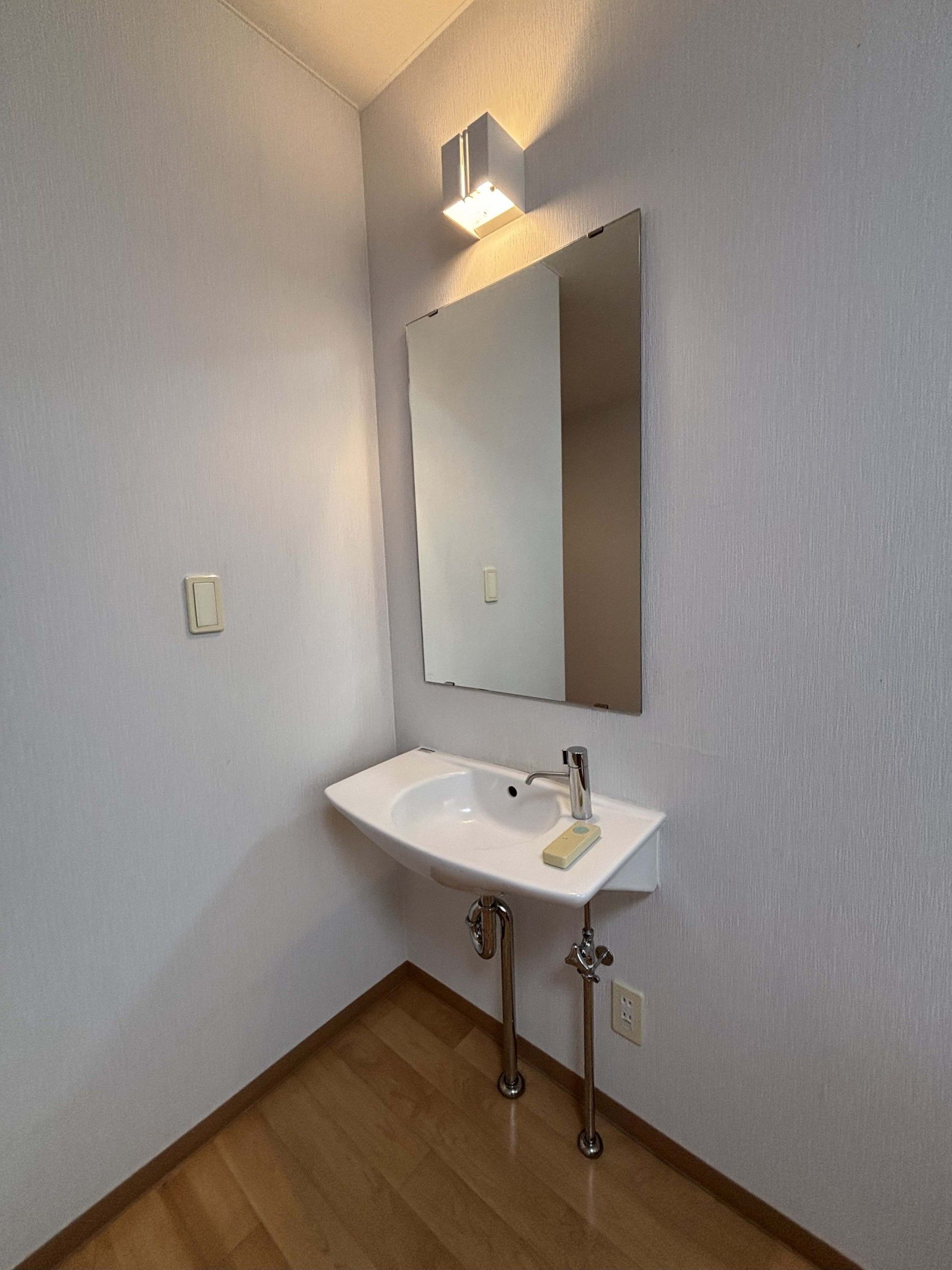 洗面台と鏡のある空間