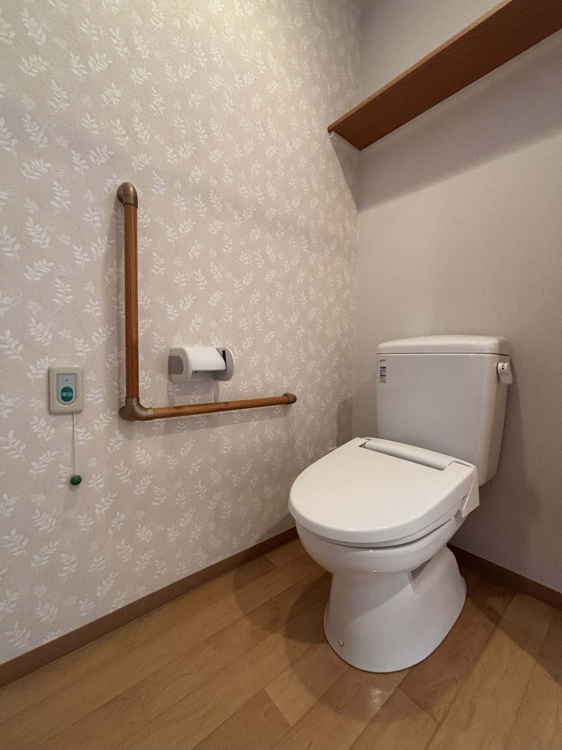 手すり付きのトイレ