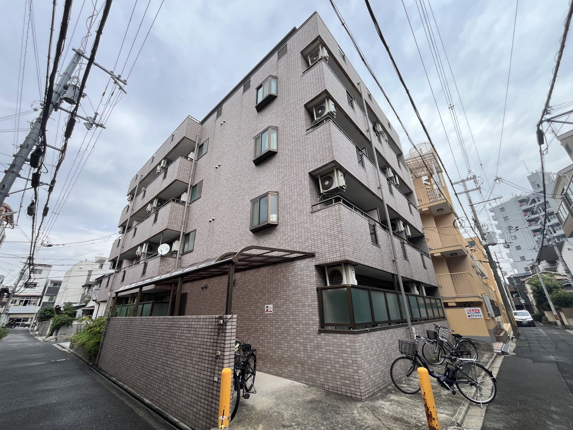 落ち着いた外観の建物