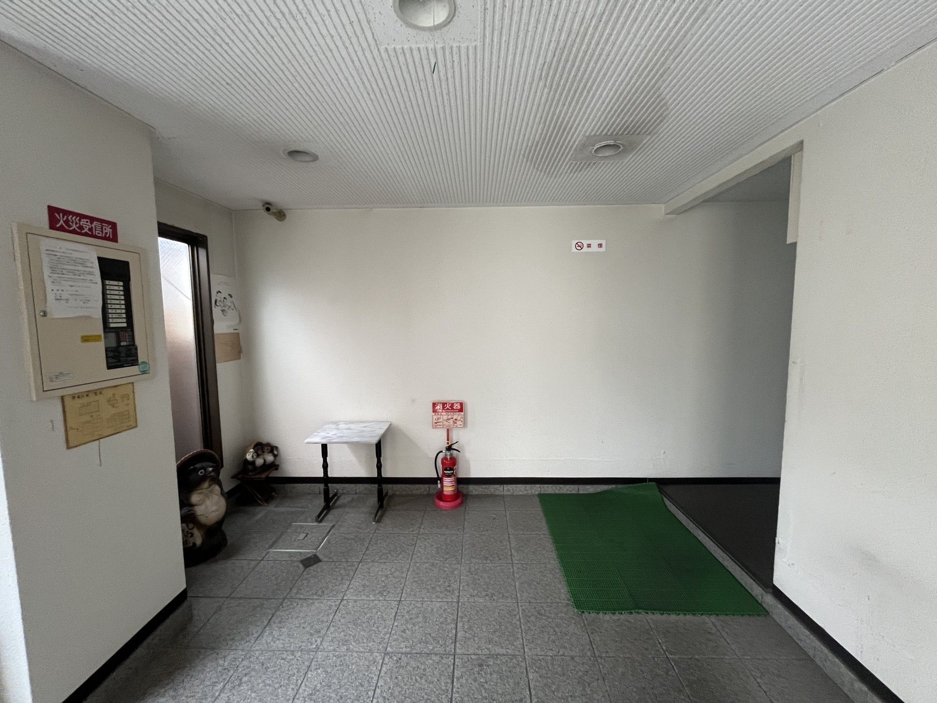 落ち着いた玄関スペース