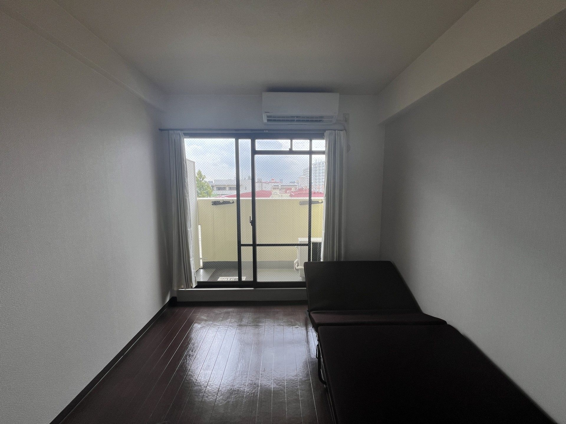 窓際のベッドと部屋