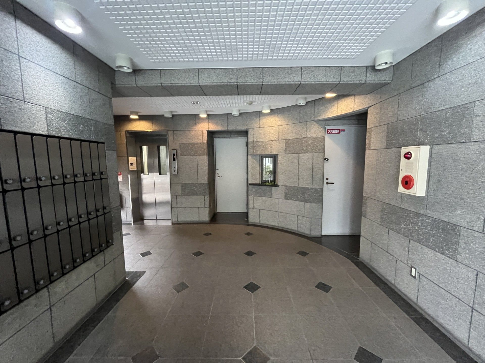 エレベーター前の廊下