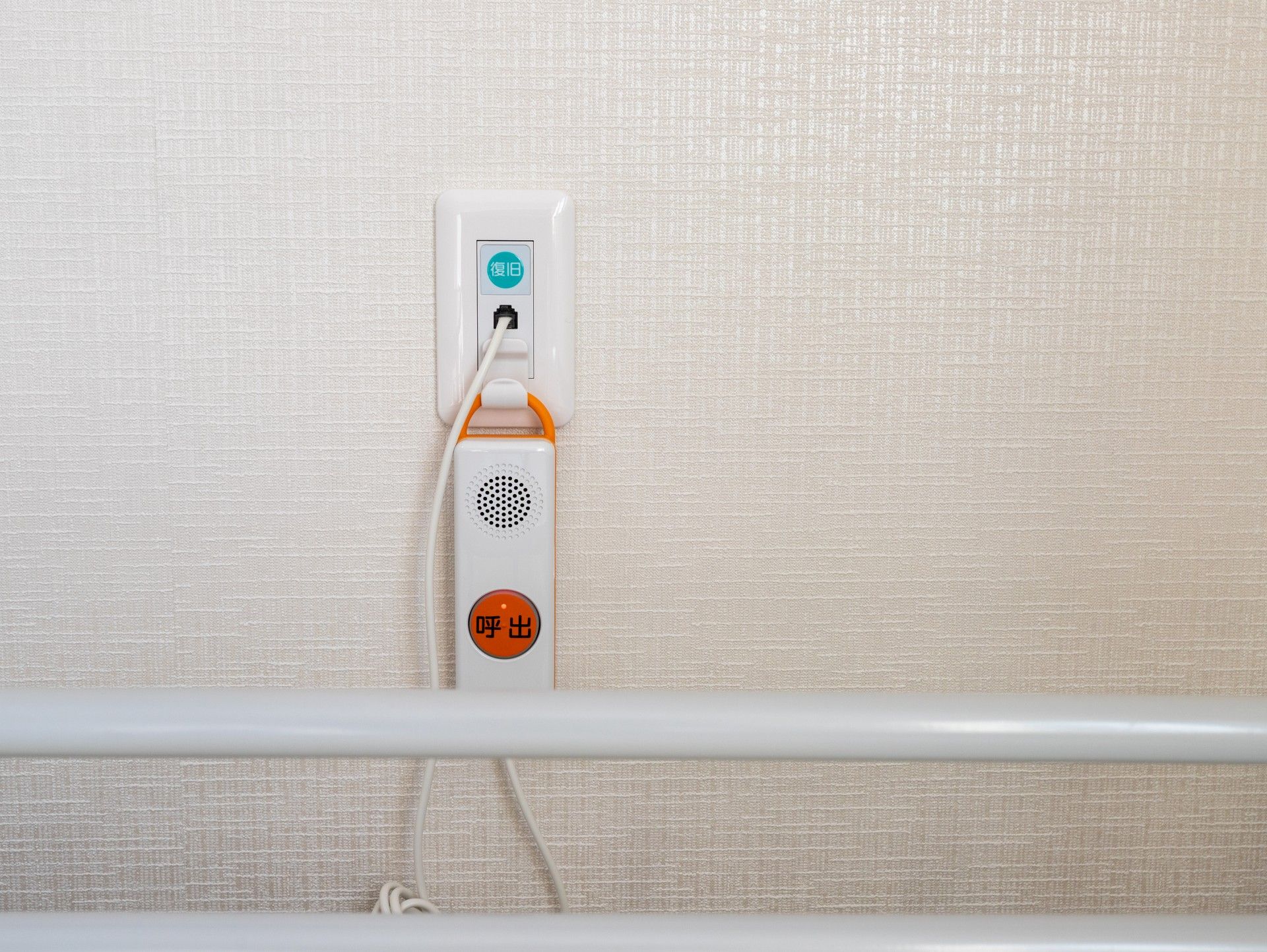 呼び出しボタンの壁面